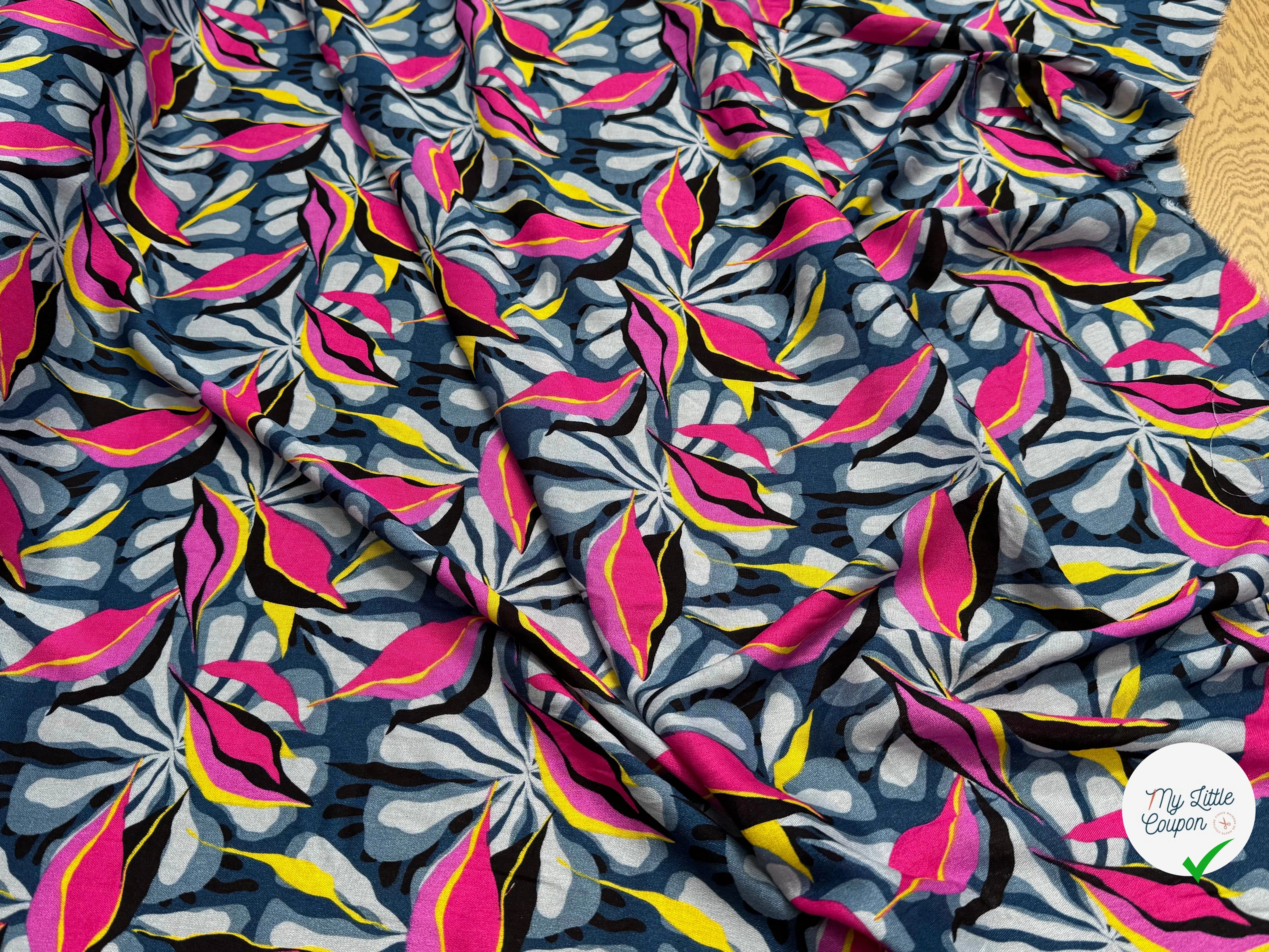 VISCOSE FLUIDE FOND GRIS MOTIFS FEUILLAGES ROSE JAUNE - My Little Coupon