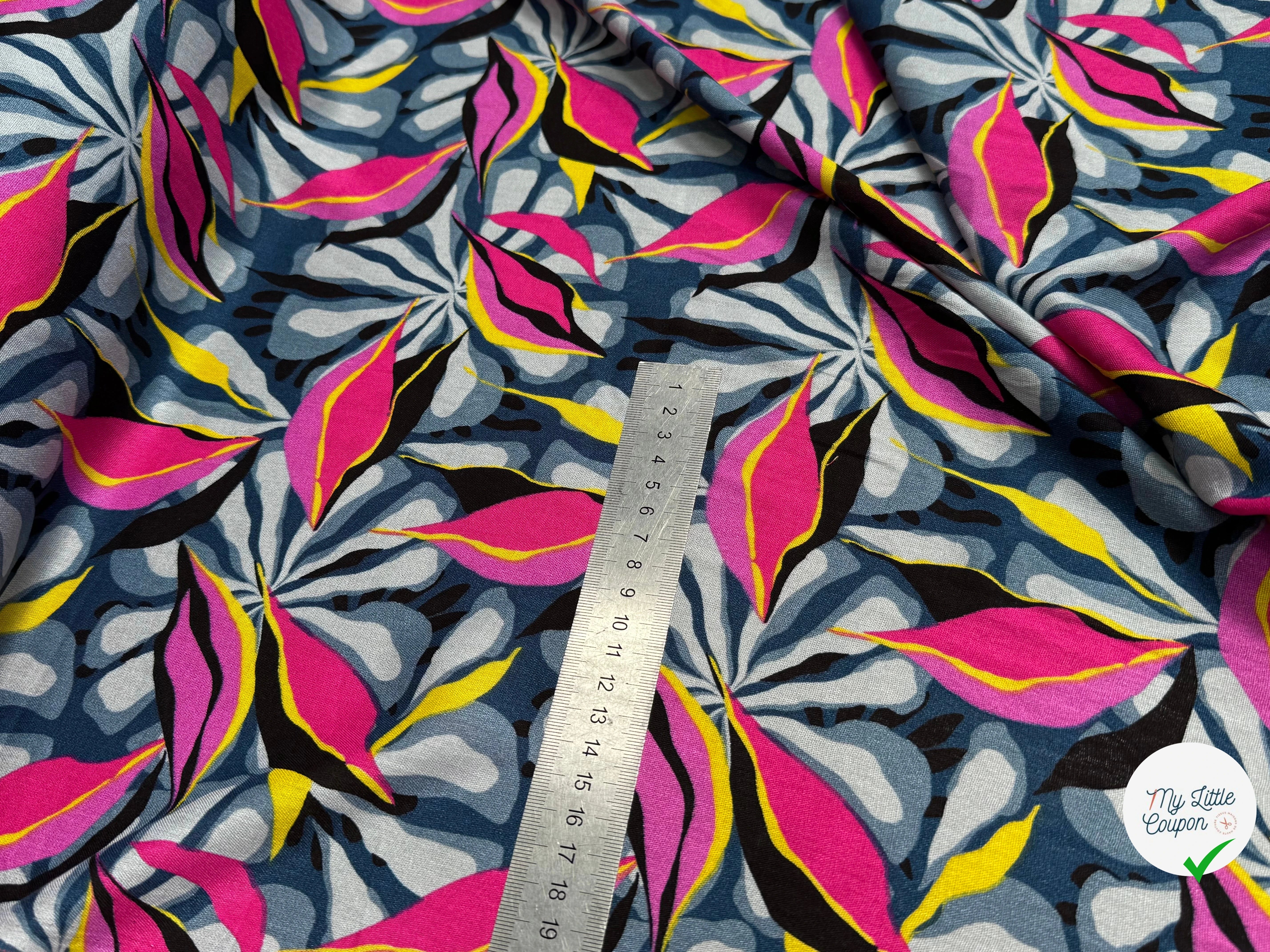 VISCOSE FLUIDE FOND GRIS MOTIFS FEUILLAGES ROSE JAUNE - My Little Coupon