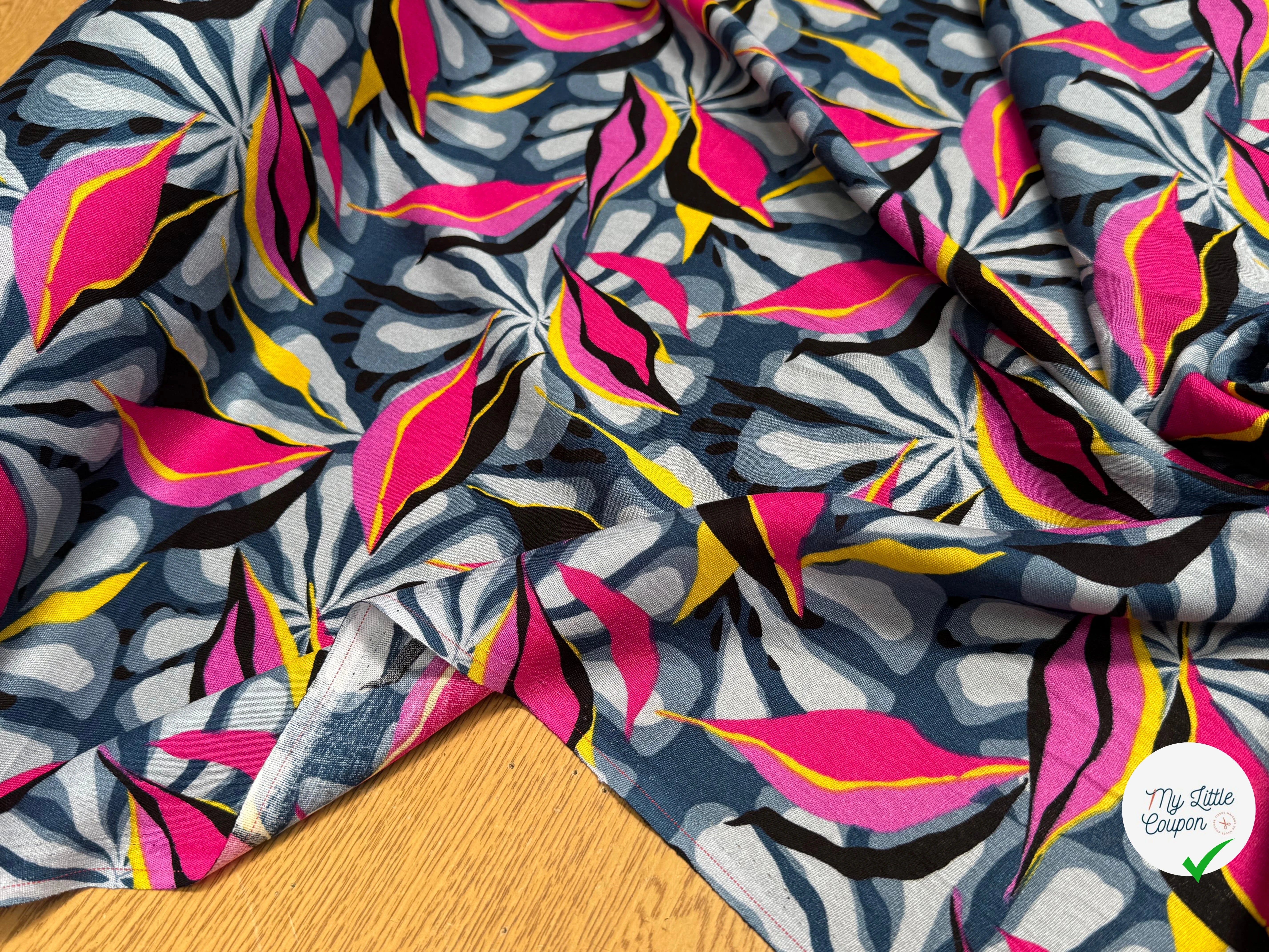 VISCOSE FLUIDE FOND GRIS MOTIFS FEUILLAGES ROSE JAUNE - My Little Coupon