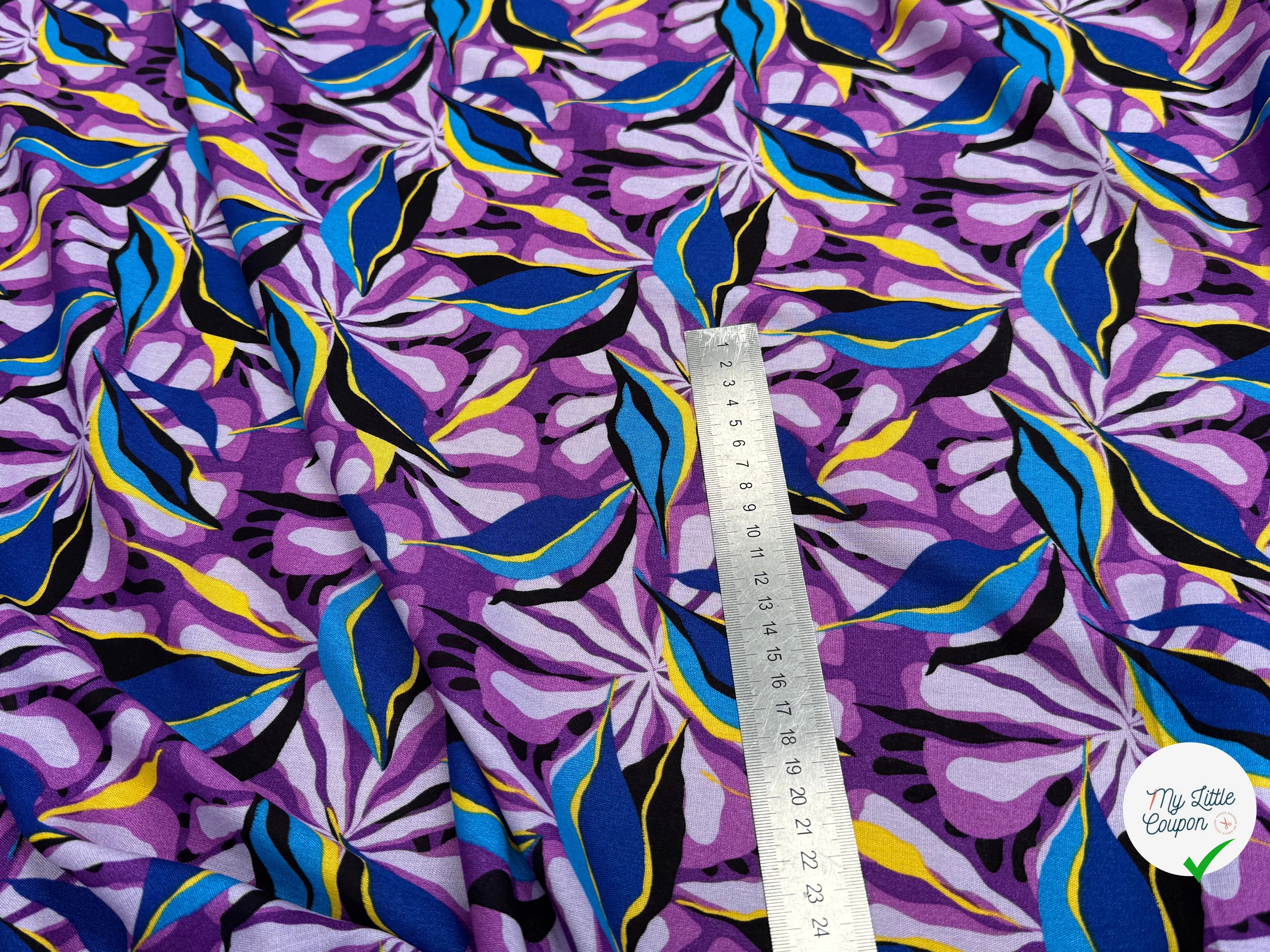 VISCOSE FLUIDE FOND VIOLET MOTIFS FEUILLAGES BLEU NOIR - My Little Coupon