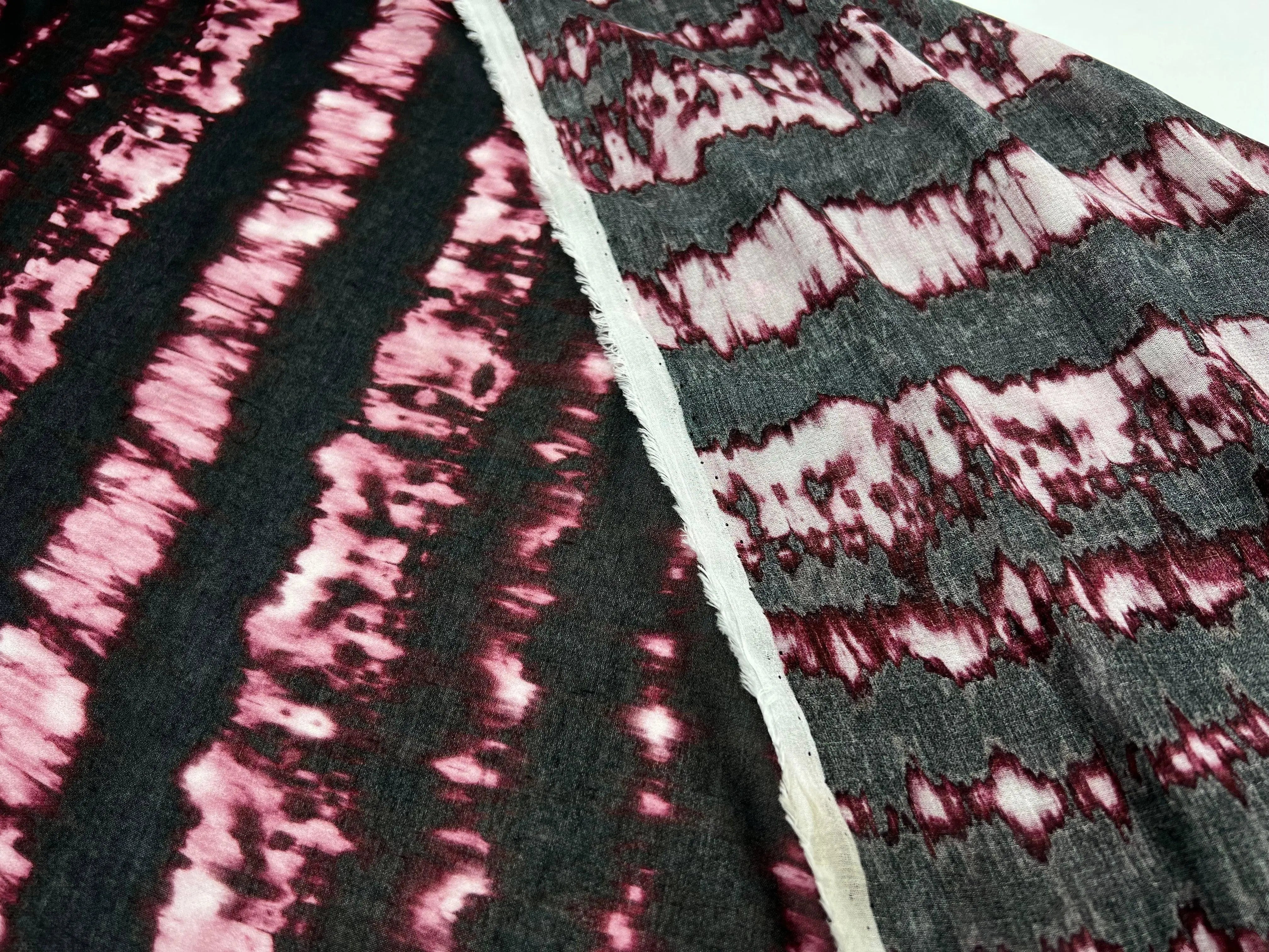 VISCOSE IMPRIMÉ TYE AND DYE BORDEAUX ET NOIR - My Little Coupon - tissu - coudre