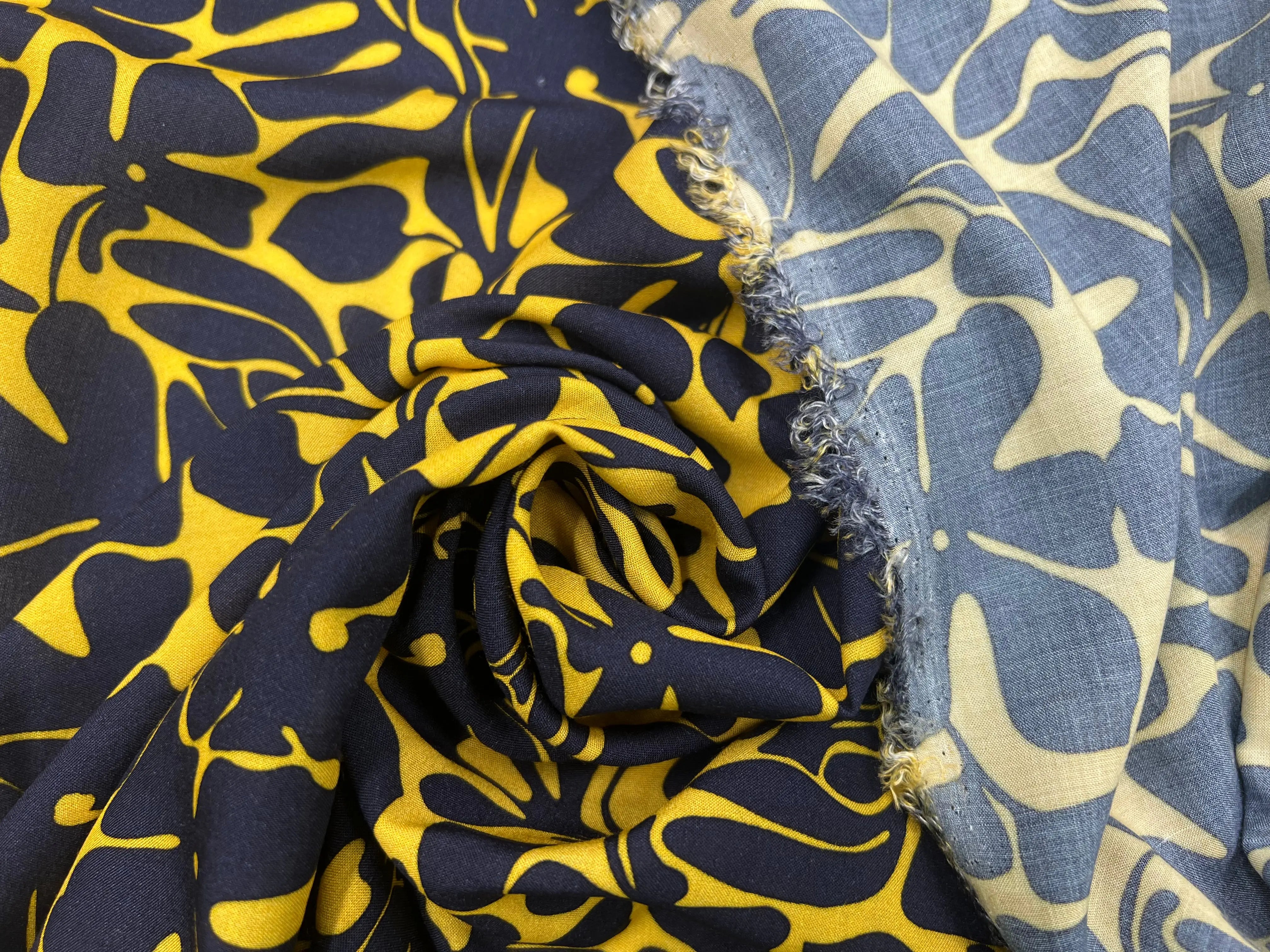 VISCOSE IMPRIMÉE FLEURS NOIRES FOND OCRE MSO