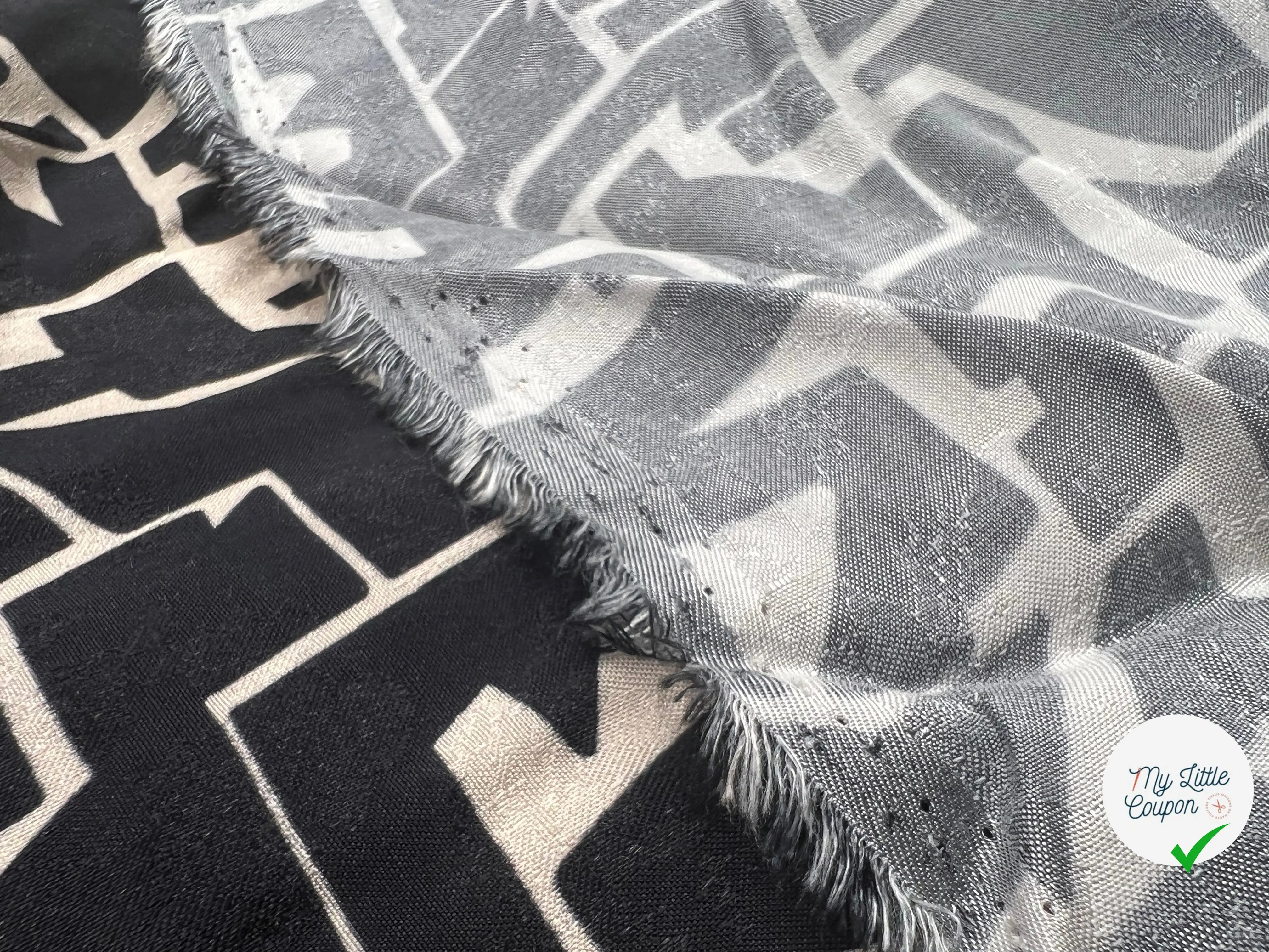 VISCOSE JACQUARD ORIGAMI DE NOIR & CRÈME - coupon de tissu de 1 mètre 85 - My Little Coupon - tissu - coudre