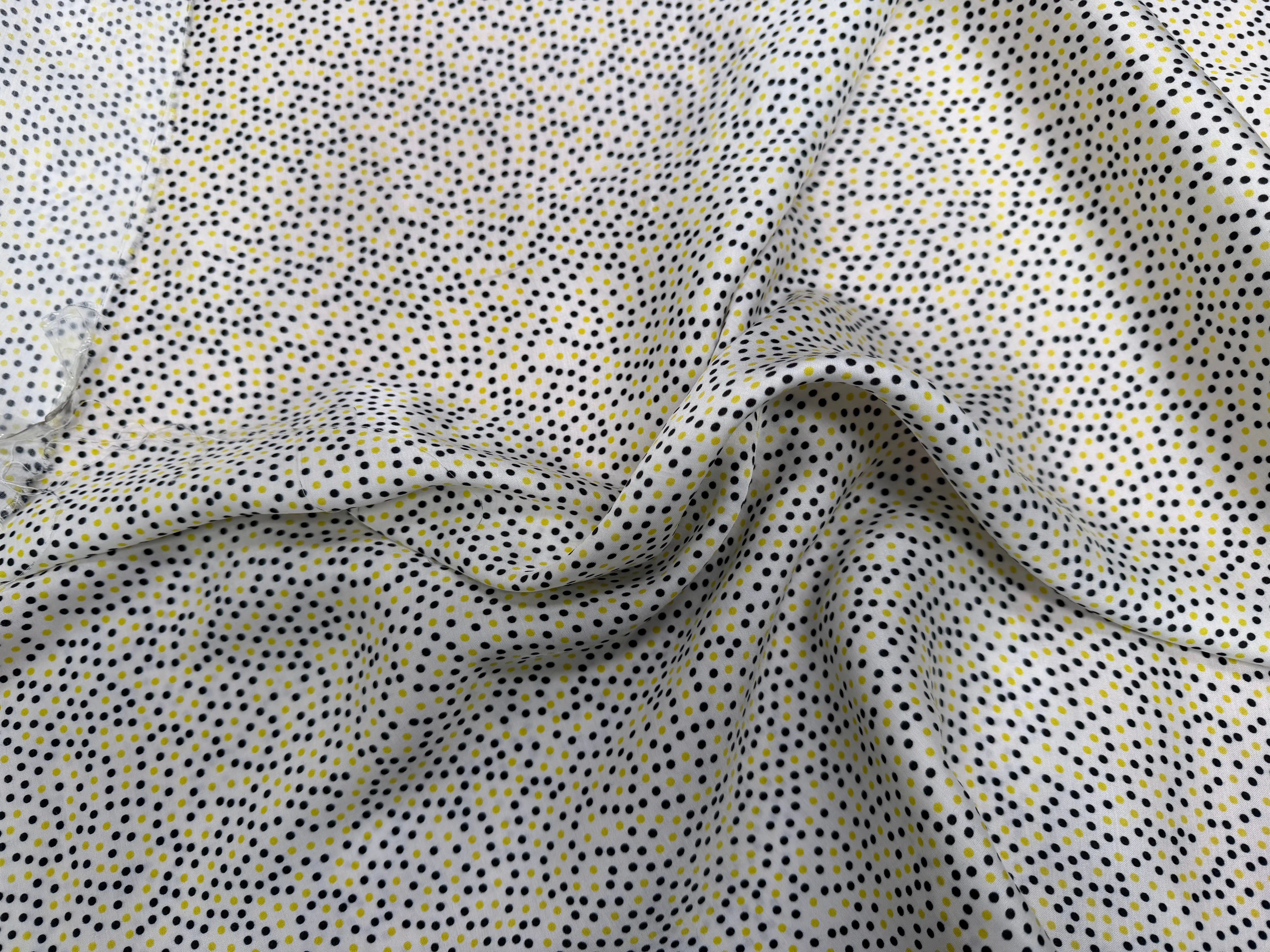 VISCOSE LEGREMENT SATINÉE FOND BLANC CERLES NOIR ET JAUNE QUALITÉ COMO - My Little Coupon