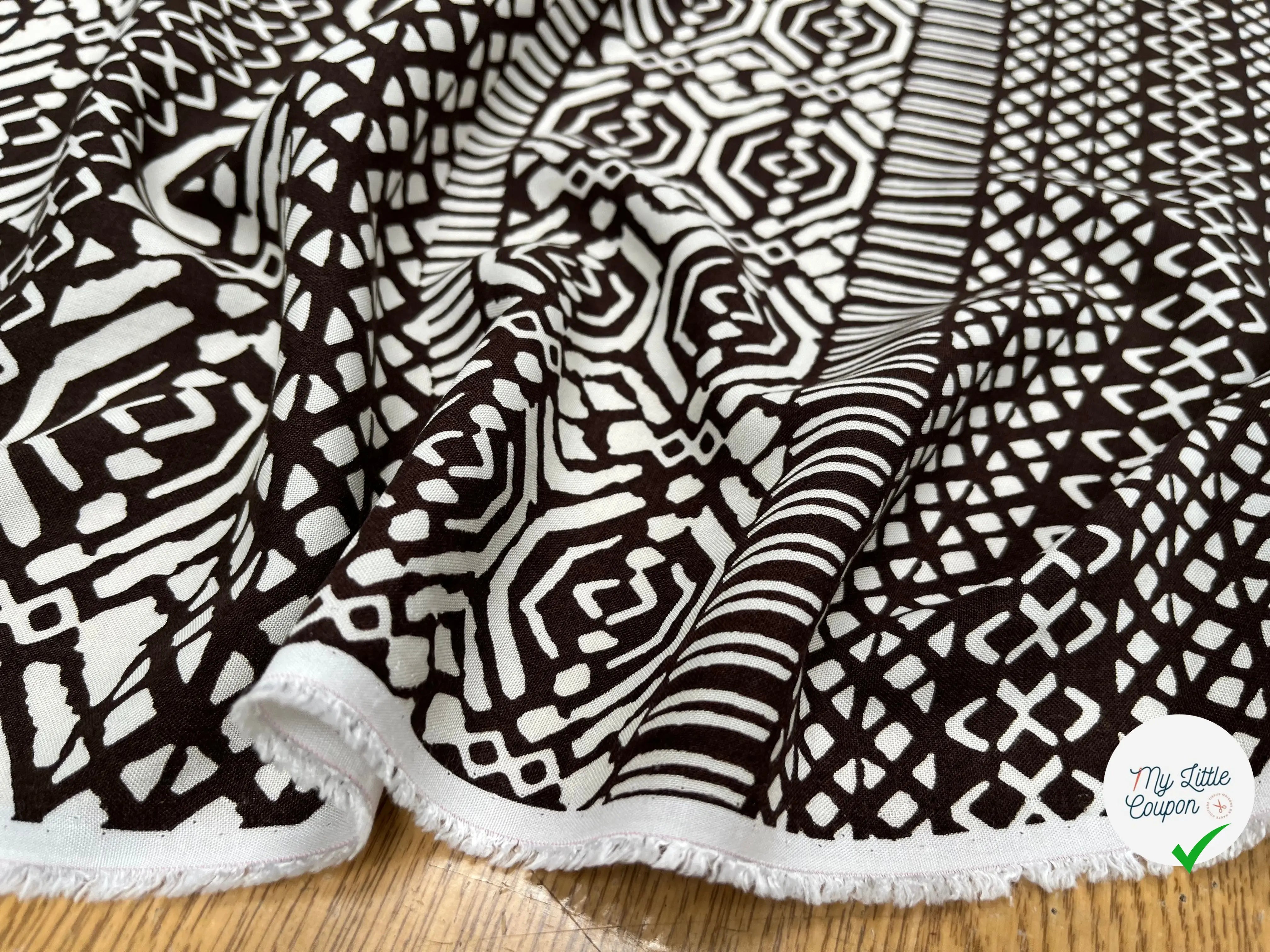 VISCOSE PEAU DE PÊCHE FOND MARRON MOTIFS BLANC - My Little Coupon