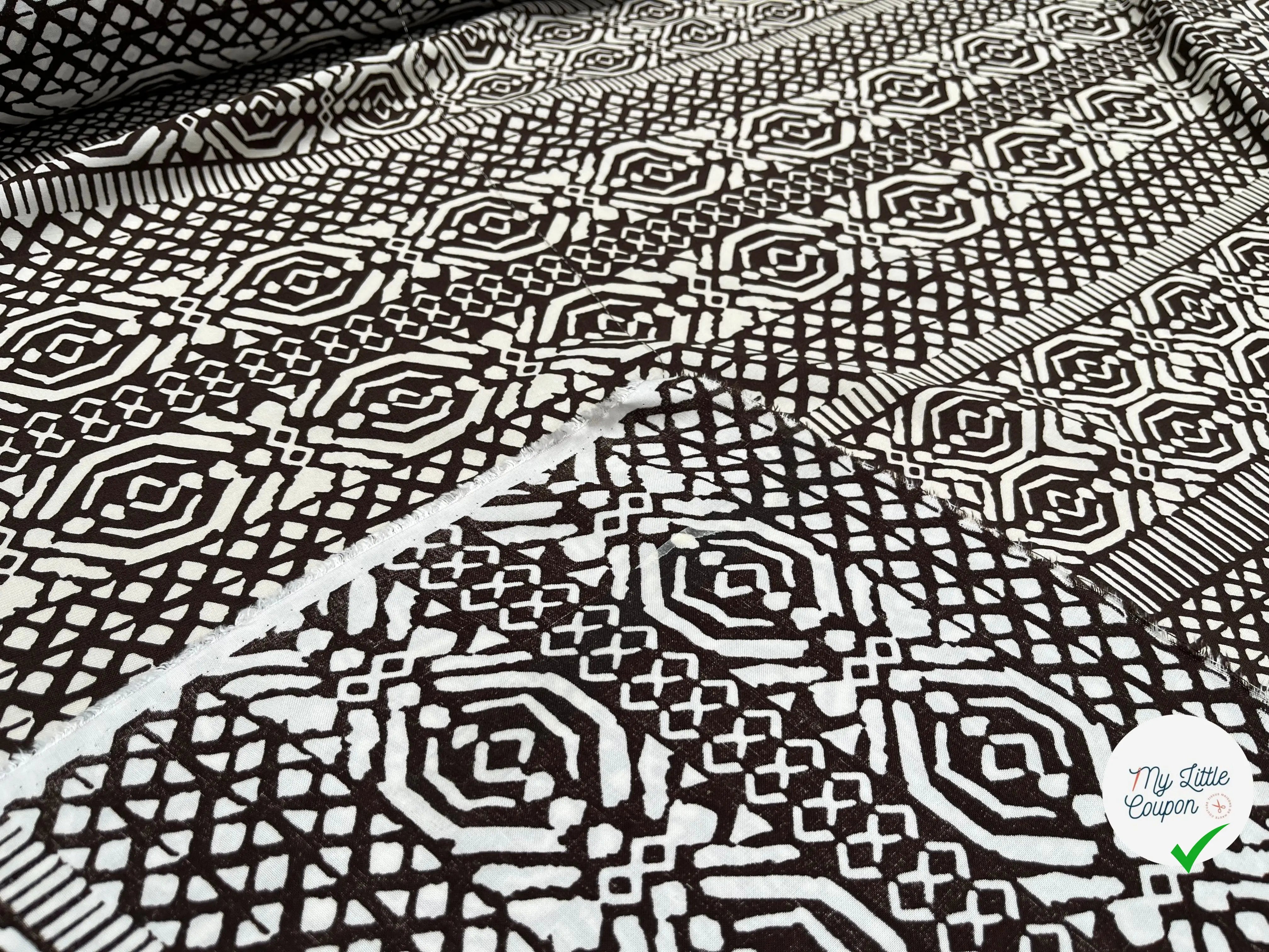 VISCOSE PEAU DE PÊCHE FOND MARRON MOTIFS BLANC - My Little Coupon