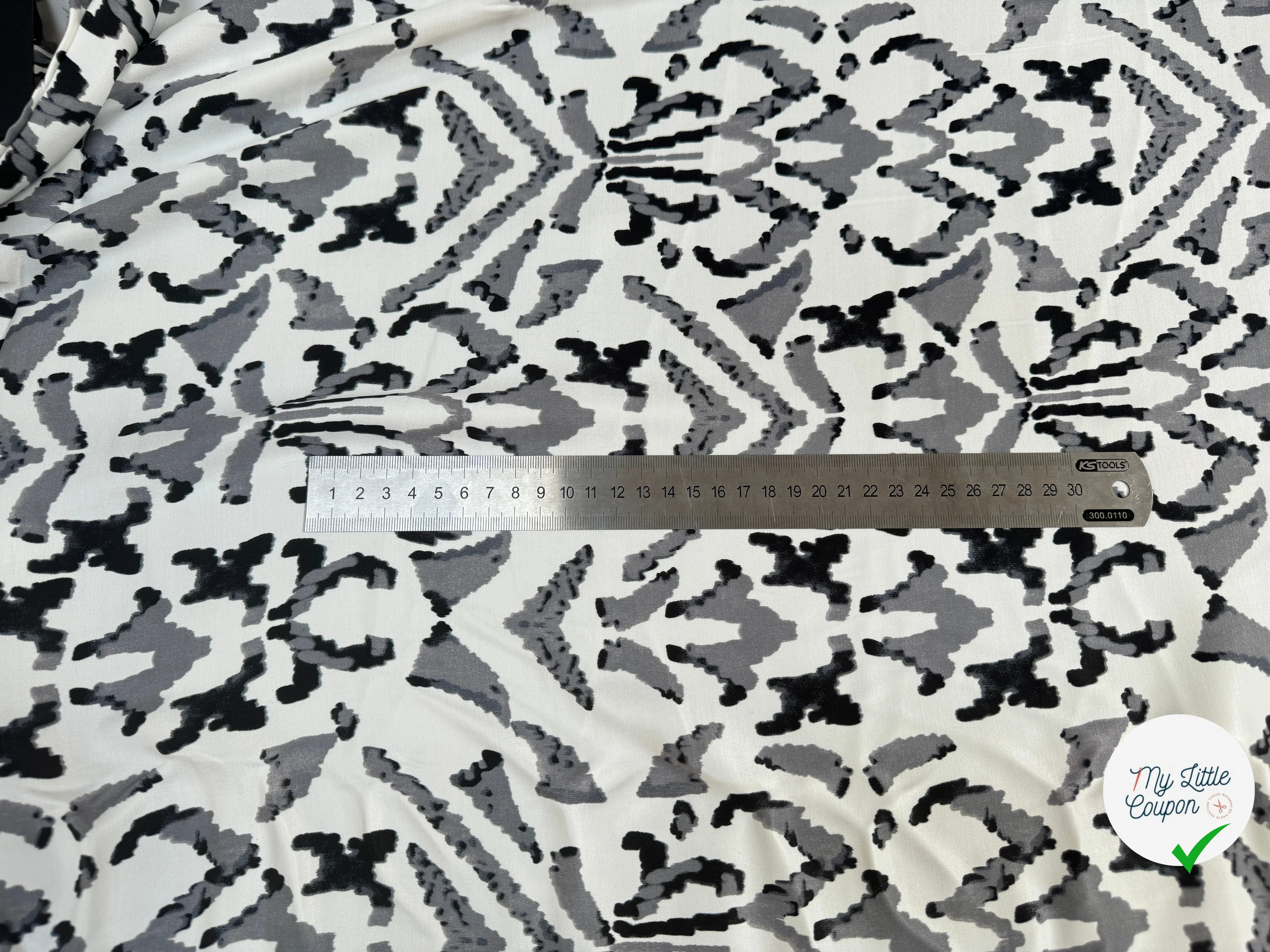 VISCOSE SATIN TISSU IMPRIMÉ TACHES NOIR - My Little Coupon