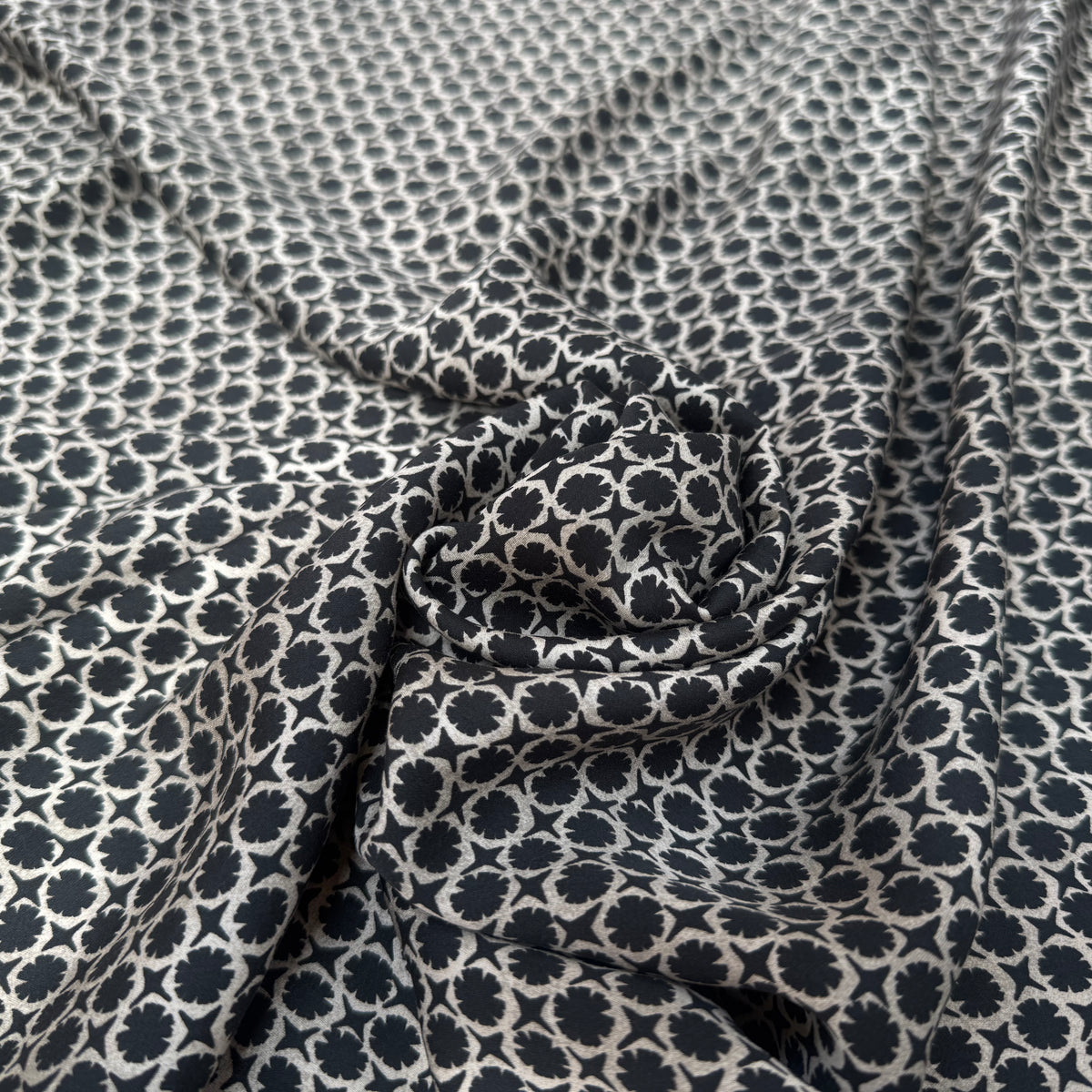 VISCOSE SERGÉ MOTIFS GÉOMÉTRIQUES FOND GRIS ANTHRACITE - My Little - My ...