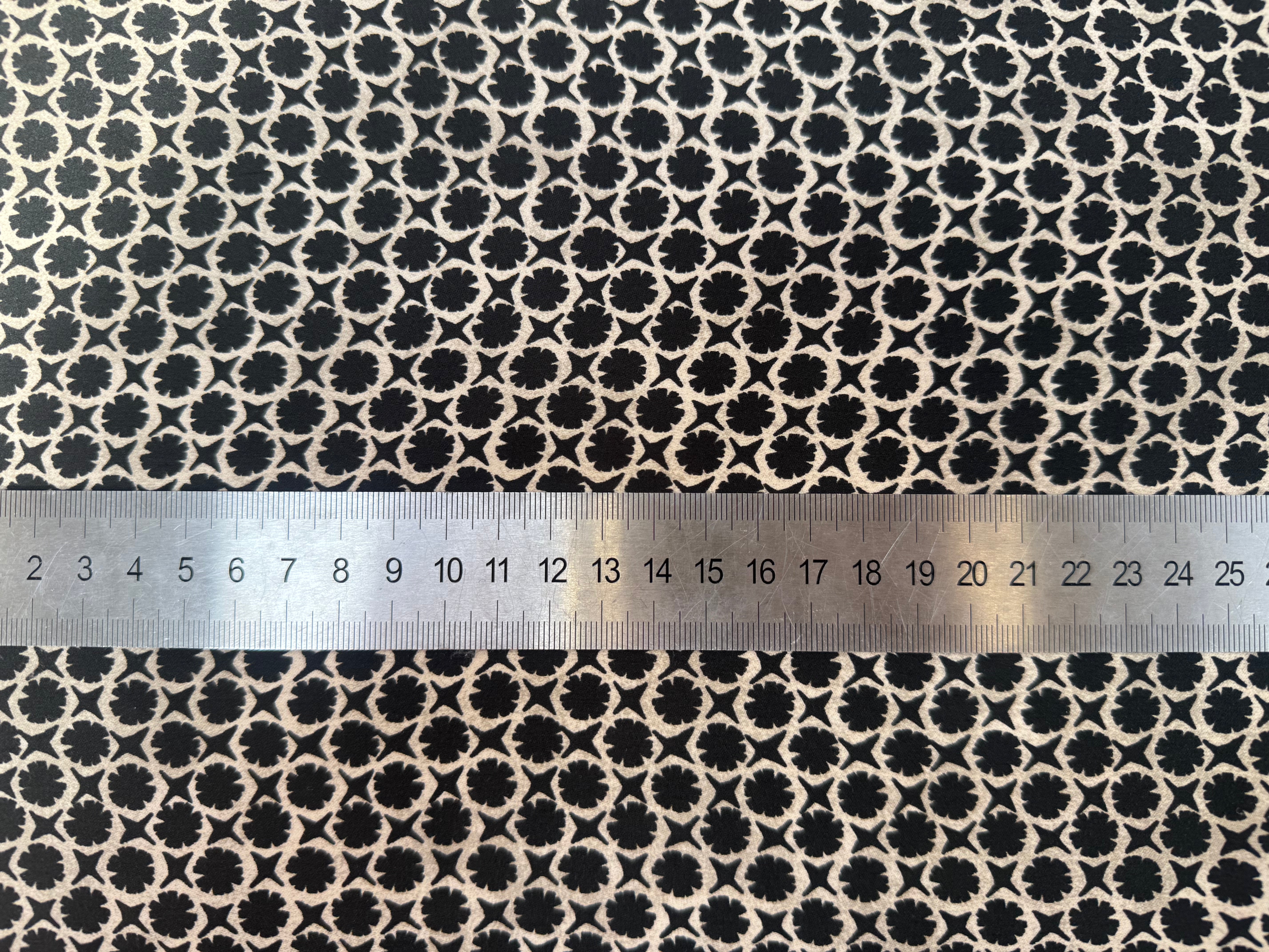 VISCOSE SERGÉ MOTIFS GÉOMÉTRIQUES FOND GRIS ANTHRACITE - My Little Coupon