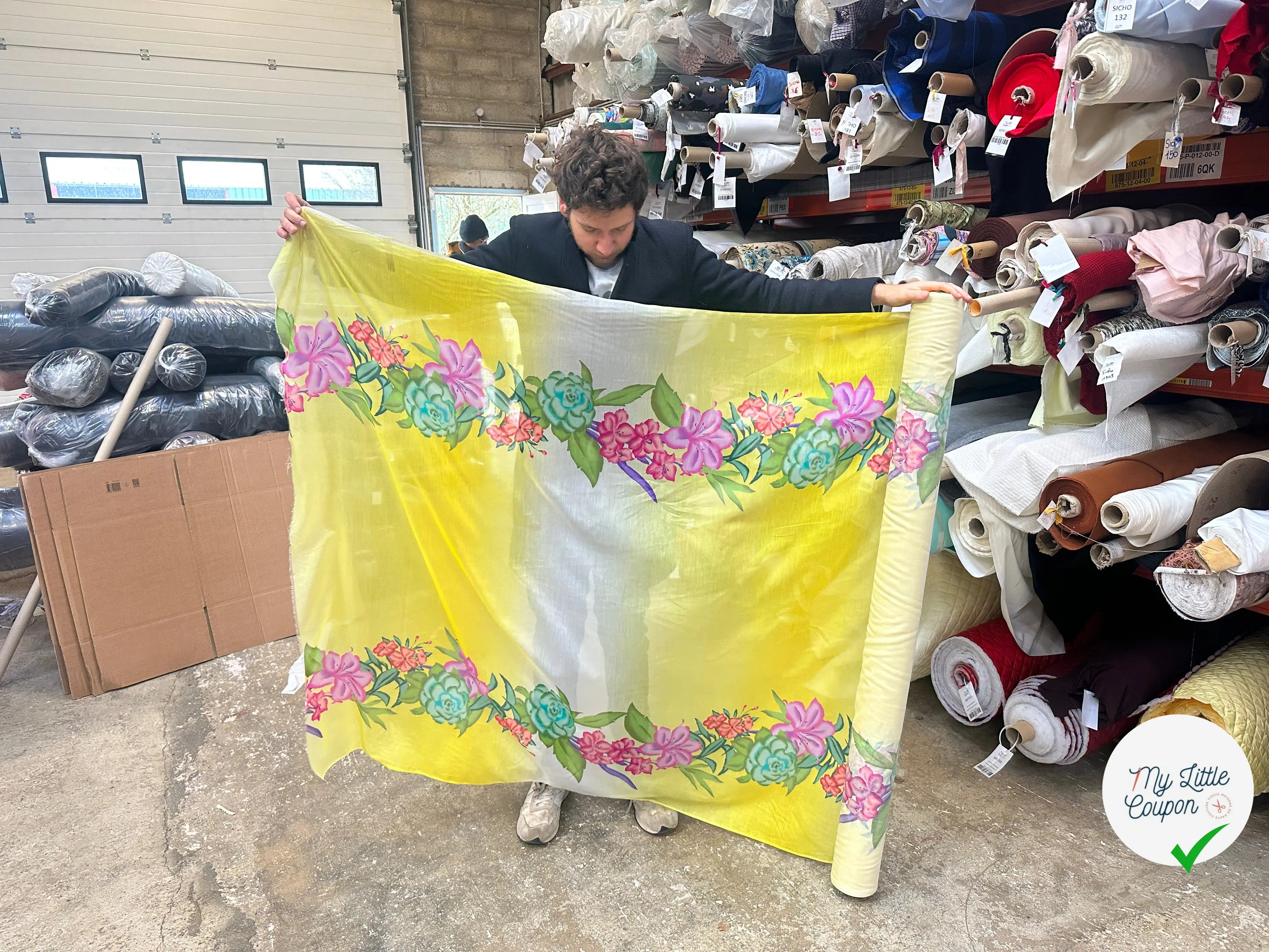 VOILAGE DE COTON SOIE BOUQUET DE FLEURS FOND JAUNE MLC INTERN