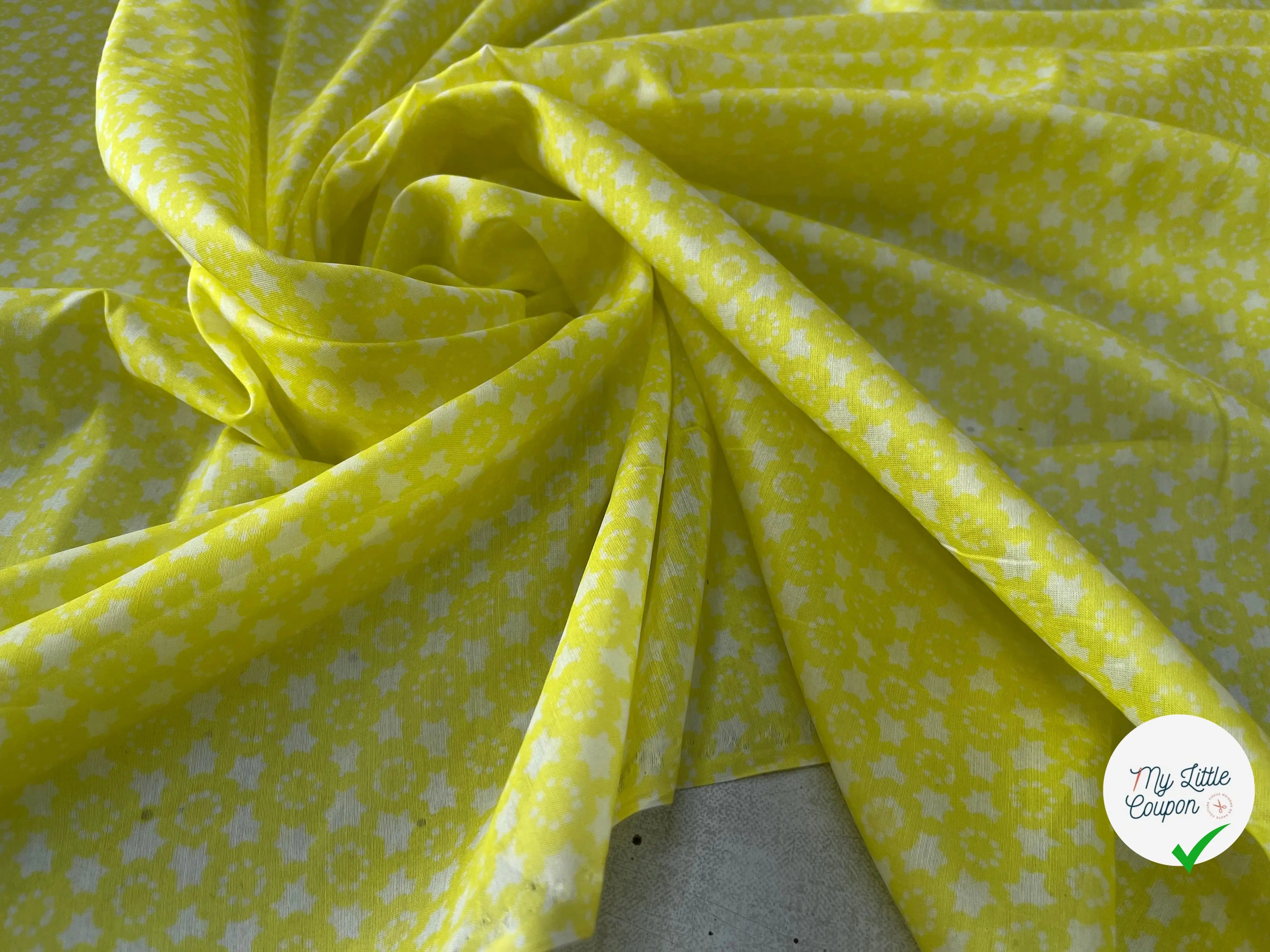 VOILE DE COTON FOND JAUNE PETITES ETOILES BLANCHES - My Little Coupon