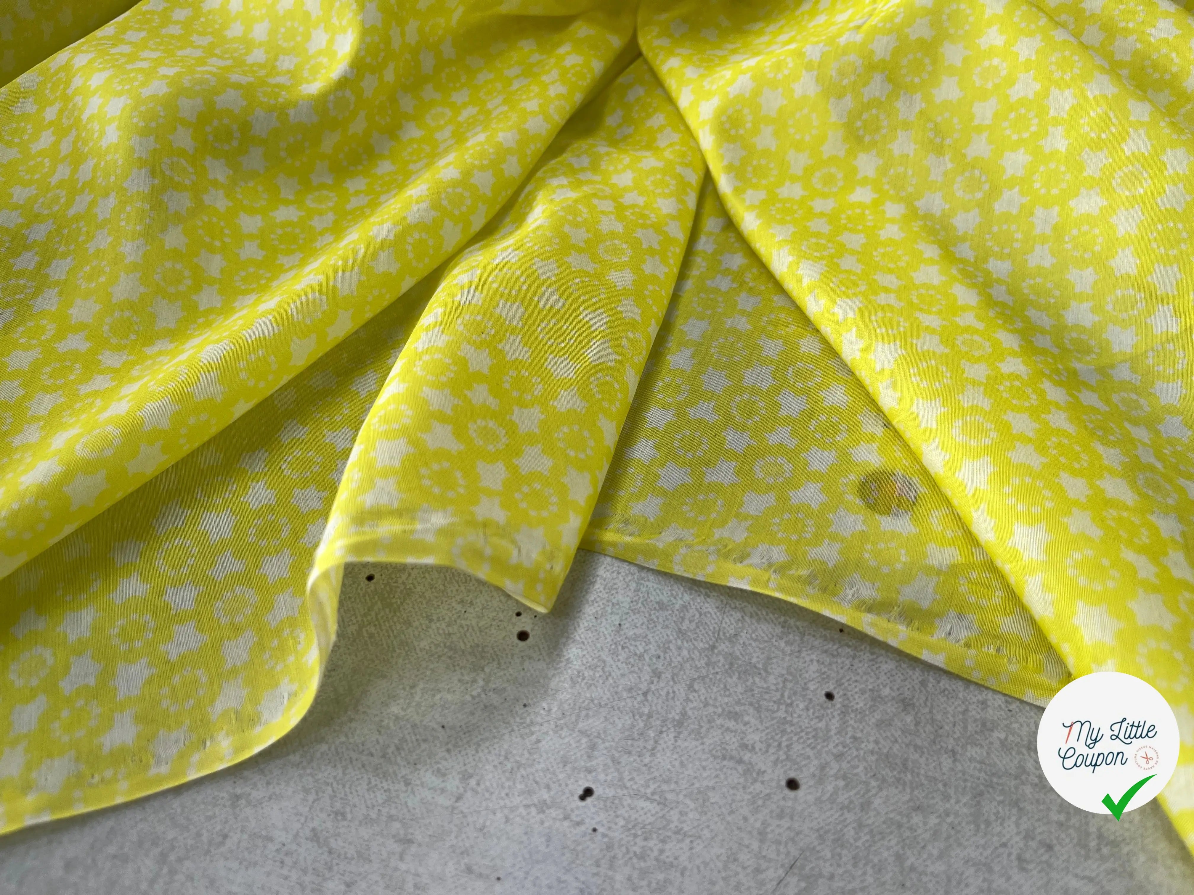 VOILE DE COTON FOND JAUNE PETITES ETOILES BLANCHES - My Little Coupon