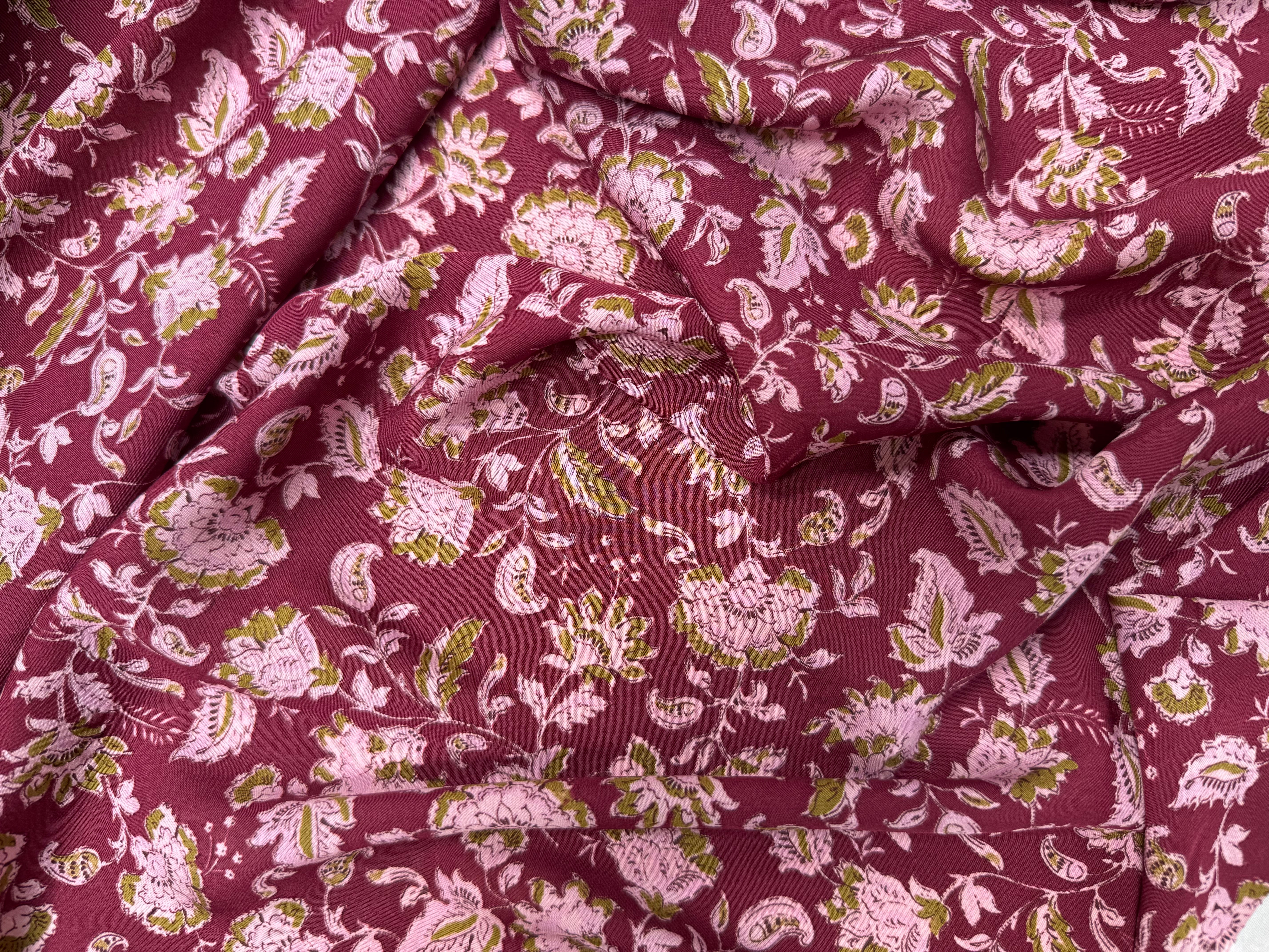 VOILE VISCOSE FOND BORDEAUX MOTIF FLEURS ROSE PALE - My Little Coupon