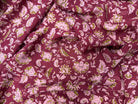 VOILE VISCOSE FOND BORDEAUX MOTIF FLEURS ROSE PALE - My Little Coupon