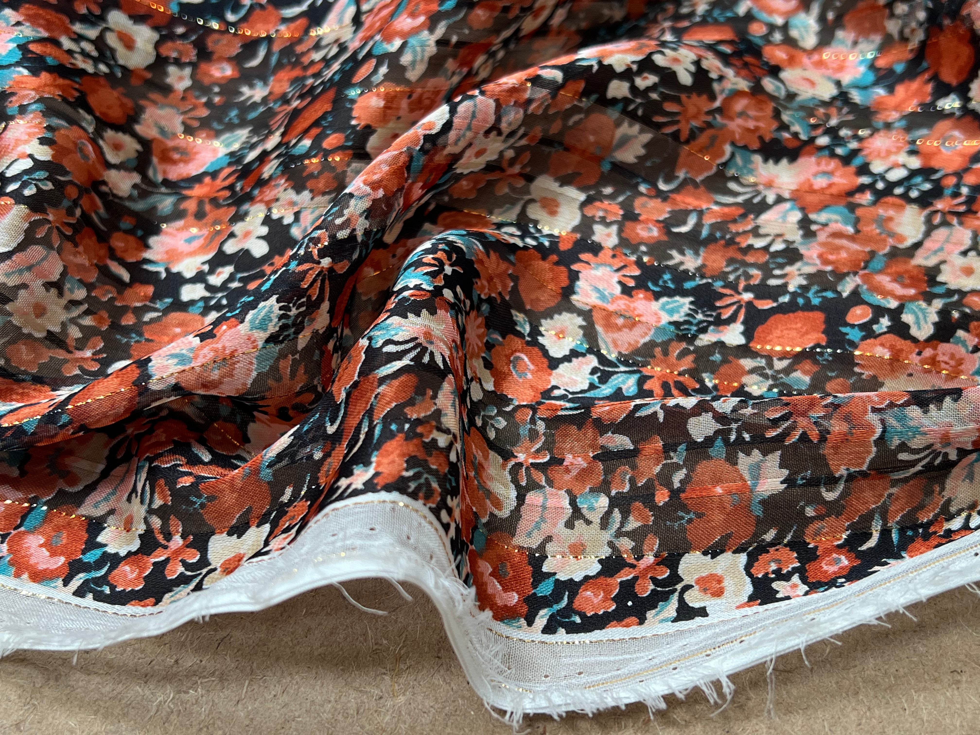 YORYU SATIN STRIPE IMPRIMÉ FLEURS ORANGÉS FOND NOIR FINES RAYURES LUREX DORÉ - My Little Coupon