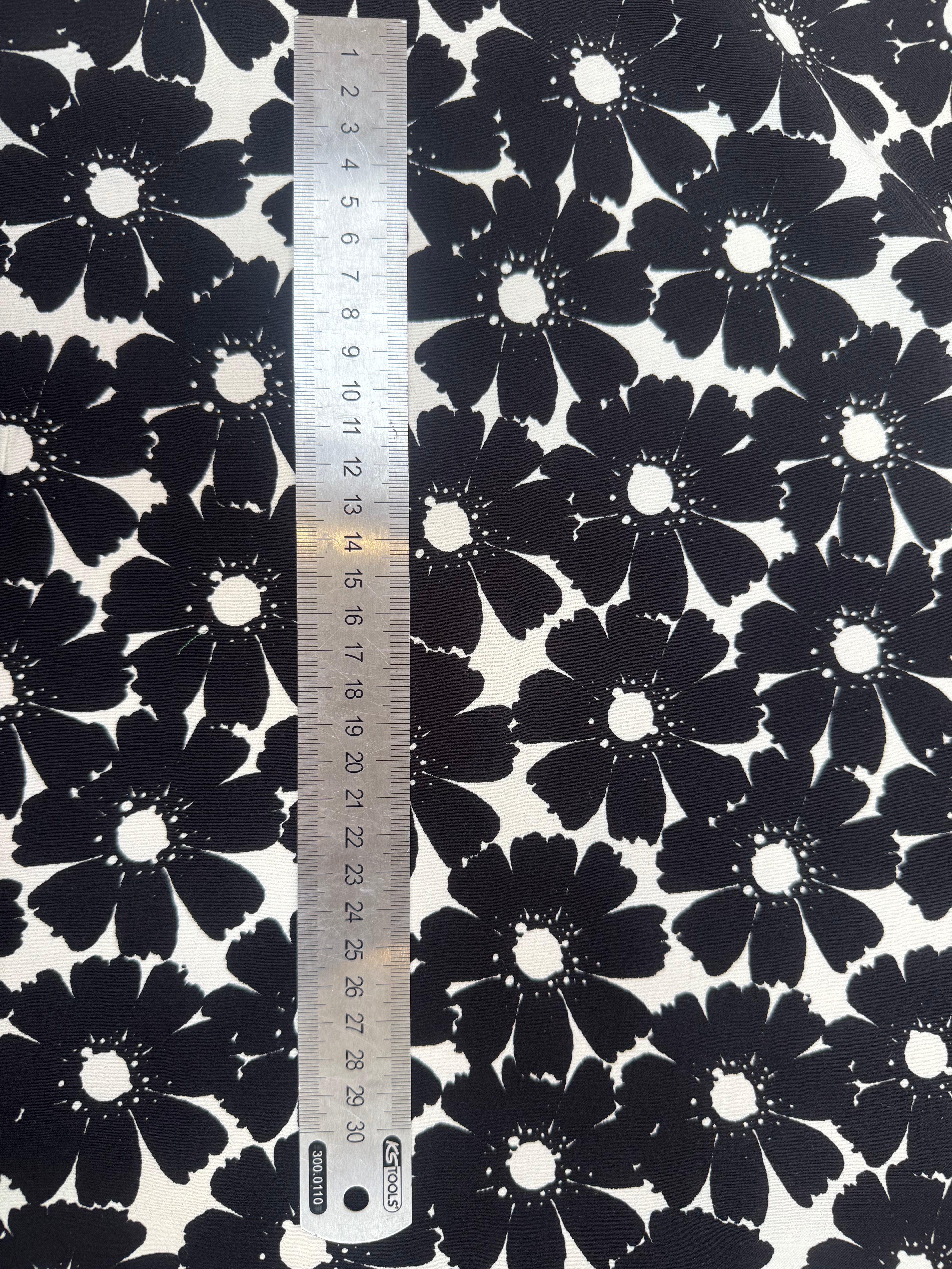 CREPE MAROCAIN VISCOSE FOND BLANC MOTIFS FLEURS DU BONHEUR JAPON NOIR - My Little Coupon