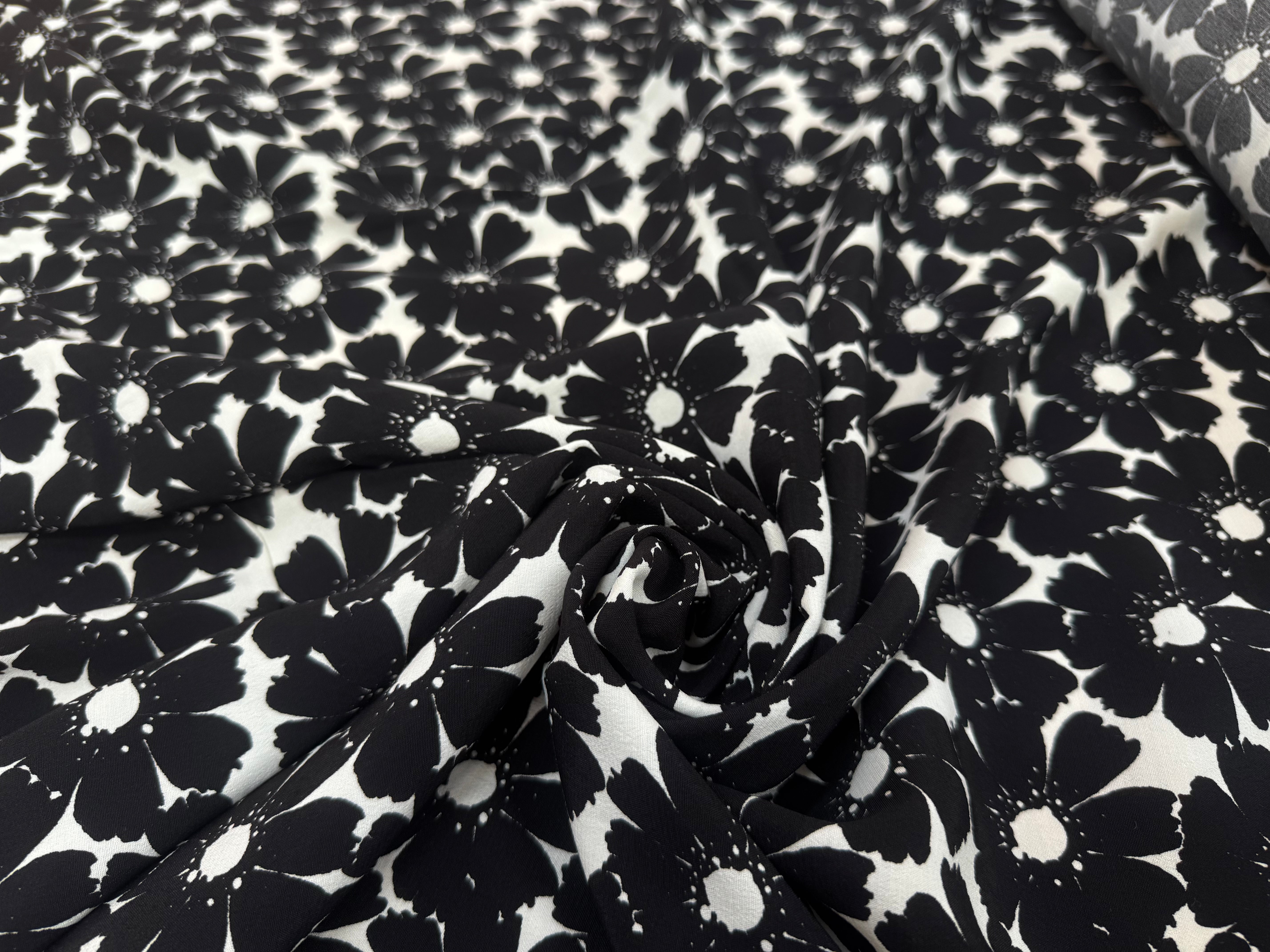 CREPE MAROCAIN VISCOSE FOND BLANC MOTIFS FLEURS DU BONHEUR JAPON NOIR - My Little Coupon