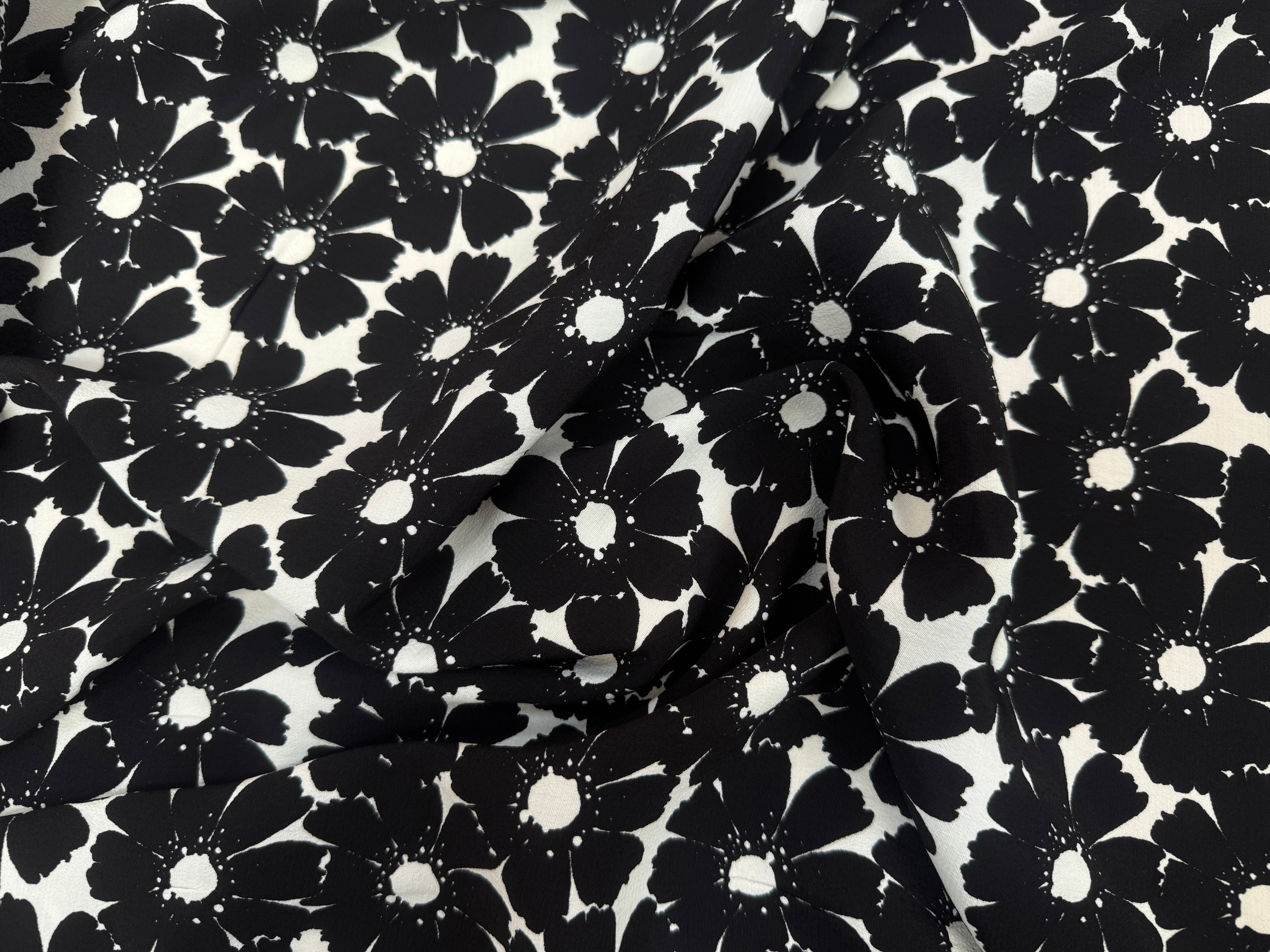 CREPE MAROCAIN VISCOSE FOND BLANC MOTIFS FLEURS DU BONHEUR JAPON NOIR - My Little Coupon