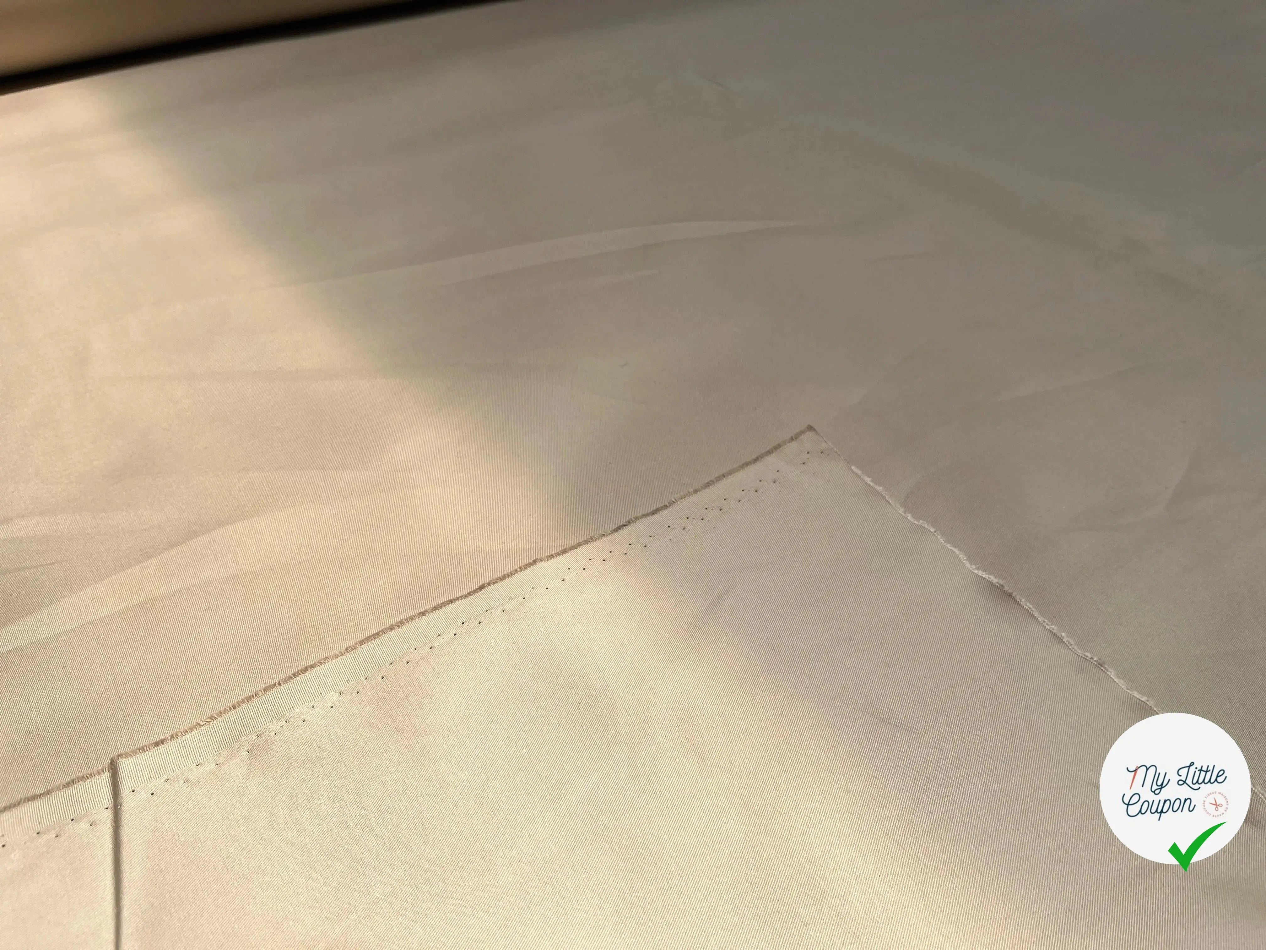 GABARDINE UNI BEIGE LEGEREMENT SATINÉ - My Little Coupon