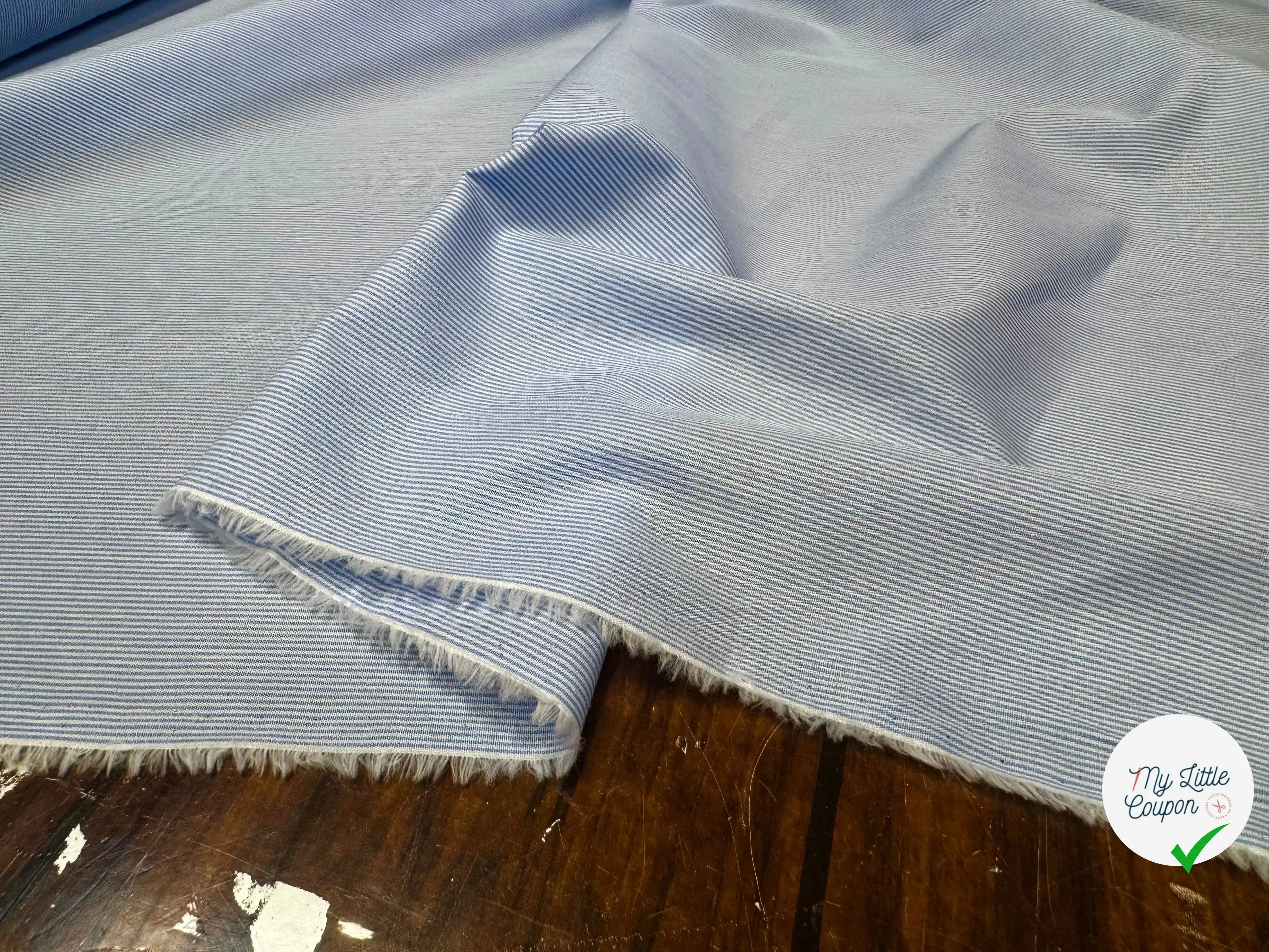 POPELINE DE COTON A 100% COTON A RAYURES BLANCHE ET BLEU CIEL - My Little Coupon