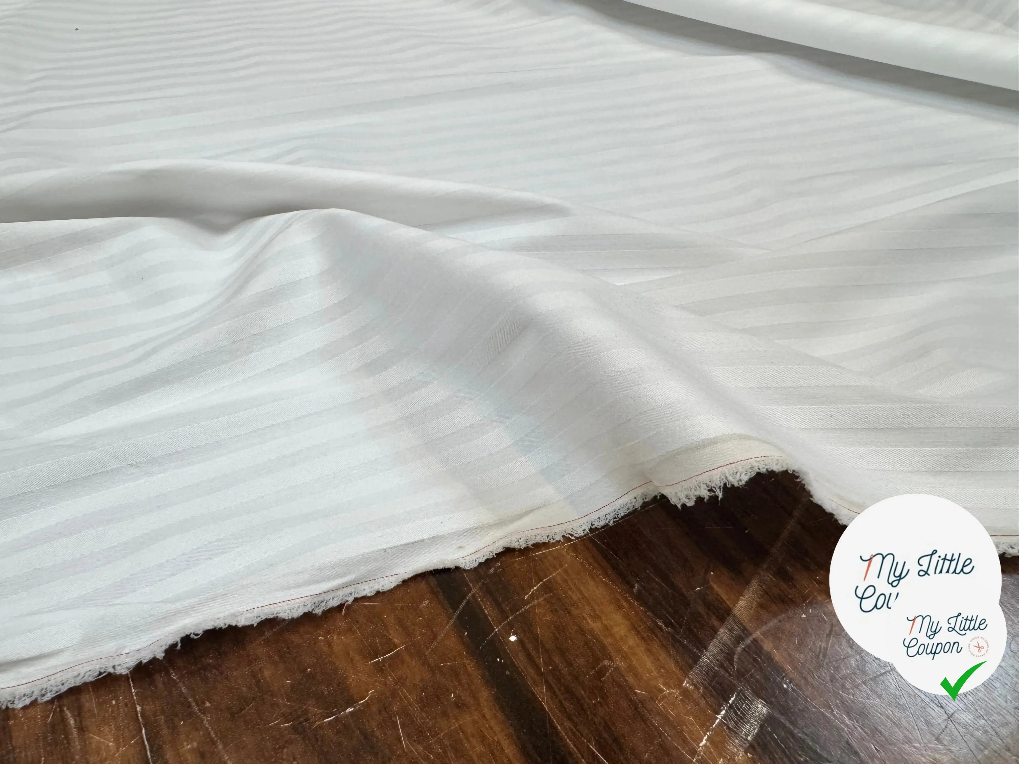 TISSU BLANC A RAYURES BLANCHES SATINÉS RÉGULIÈRES (EFFET MARINIÈRE) - My Little Coupon