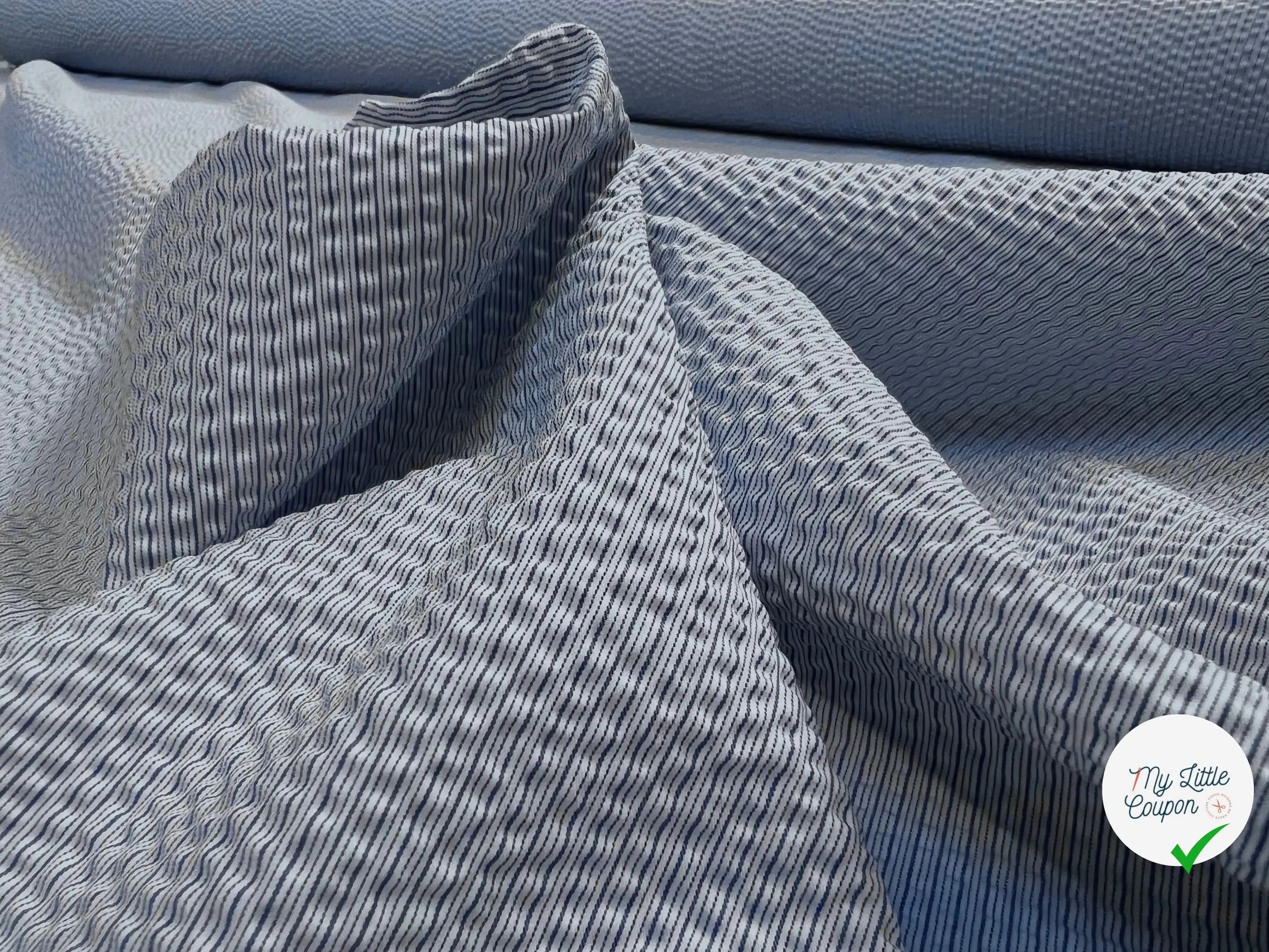 TISSU GAUFRÉ À PETITES RAYURES BLEU CIEL - My Little Coupon
