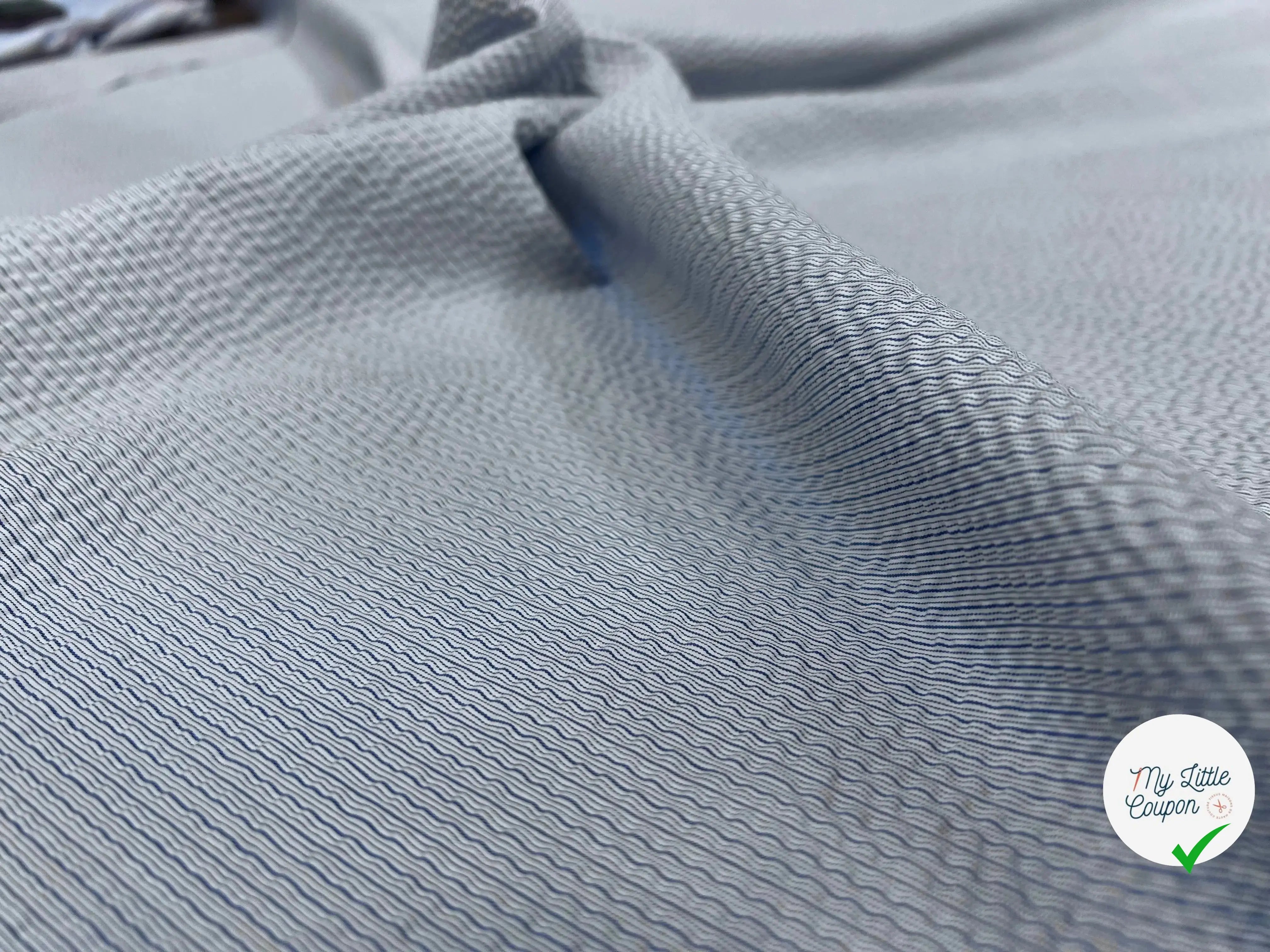 TISSU GAUFRÉ À PETITES RAYURES BLEU CIEL - My Little Coupon