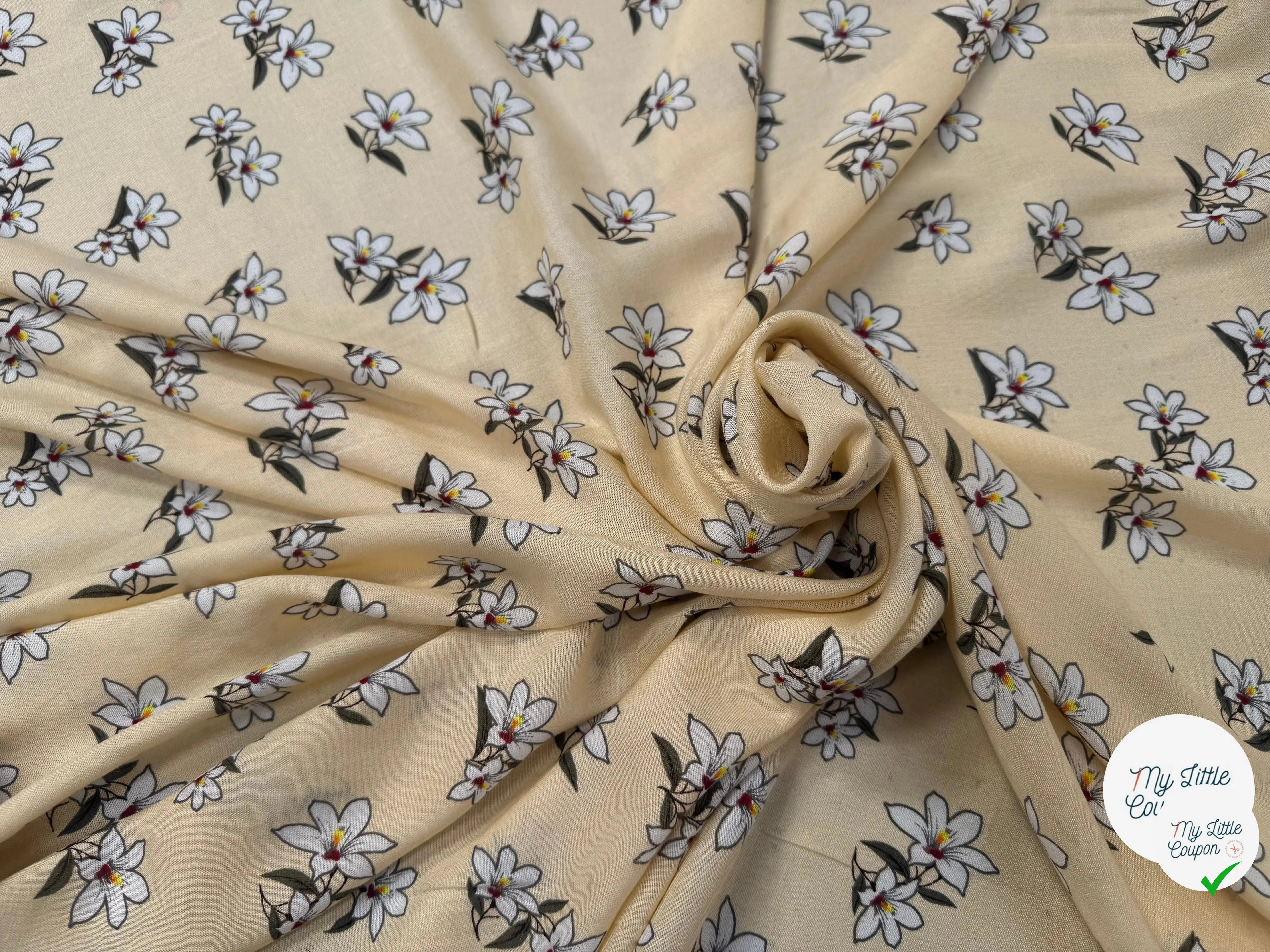 VISCOSE À MOTIF D'HIBISCUS À FOND BEIGE - My Little Coupon