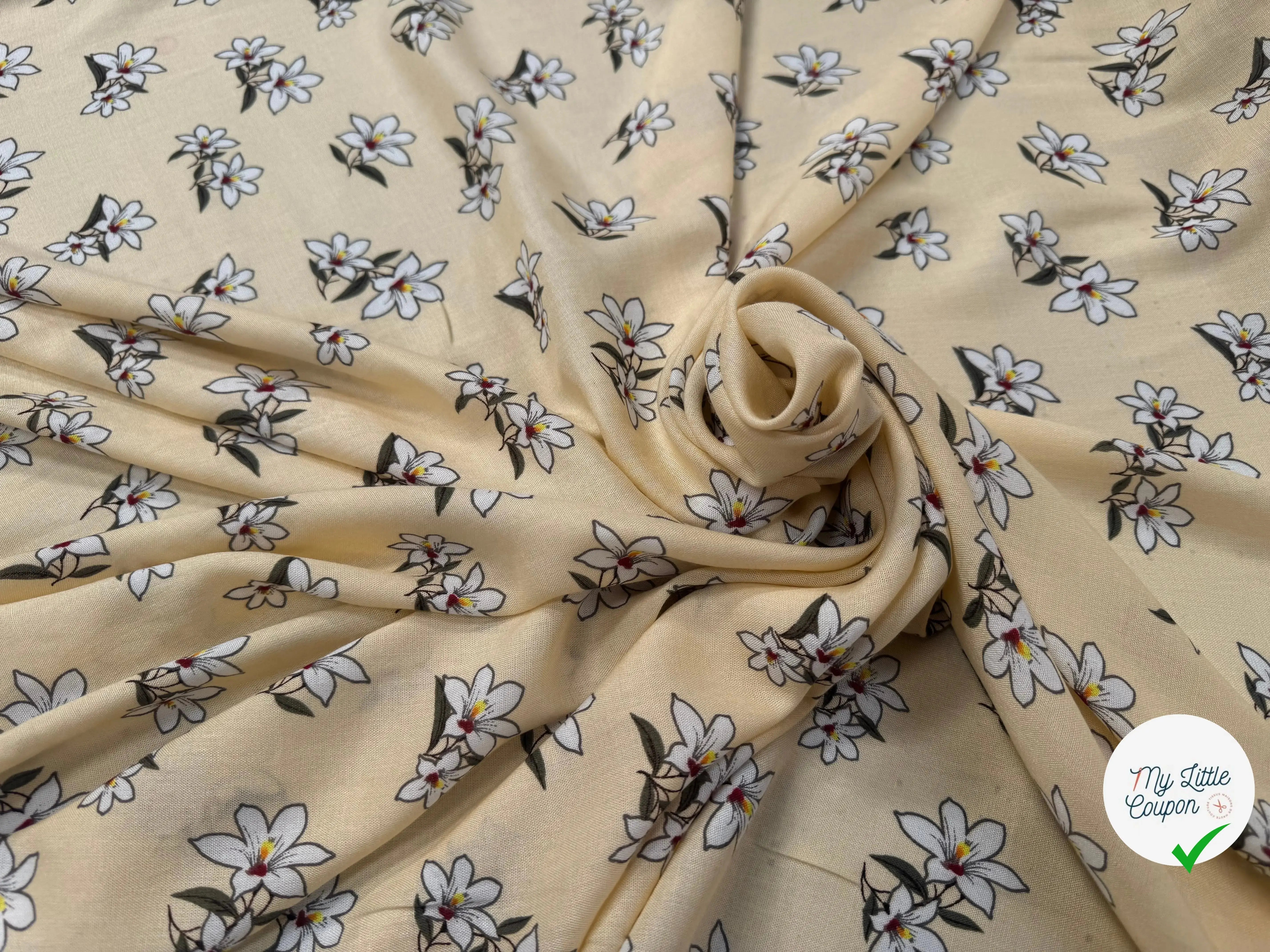 VISCOSE À MOTIF D'HIBISCUS À FOND BEIGE - My Little Coupon