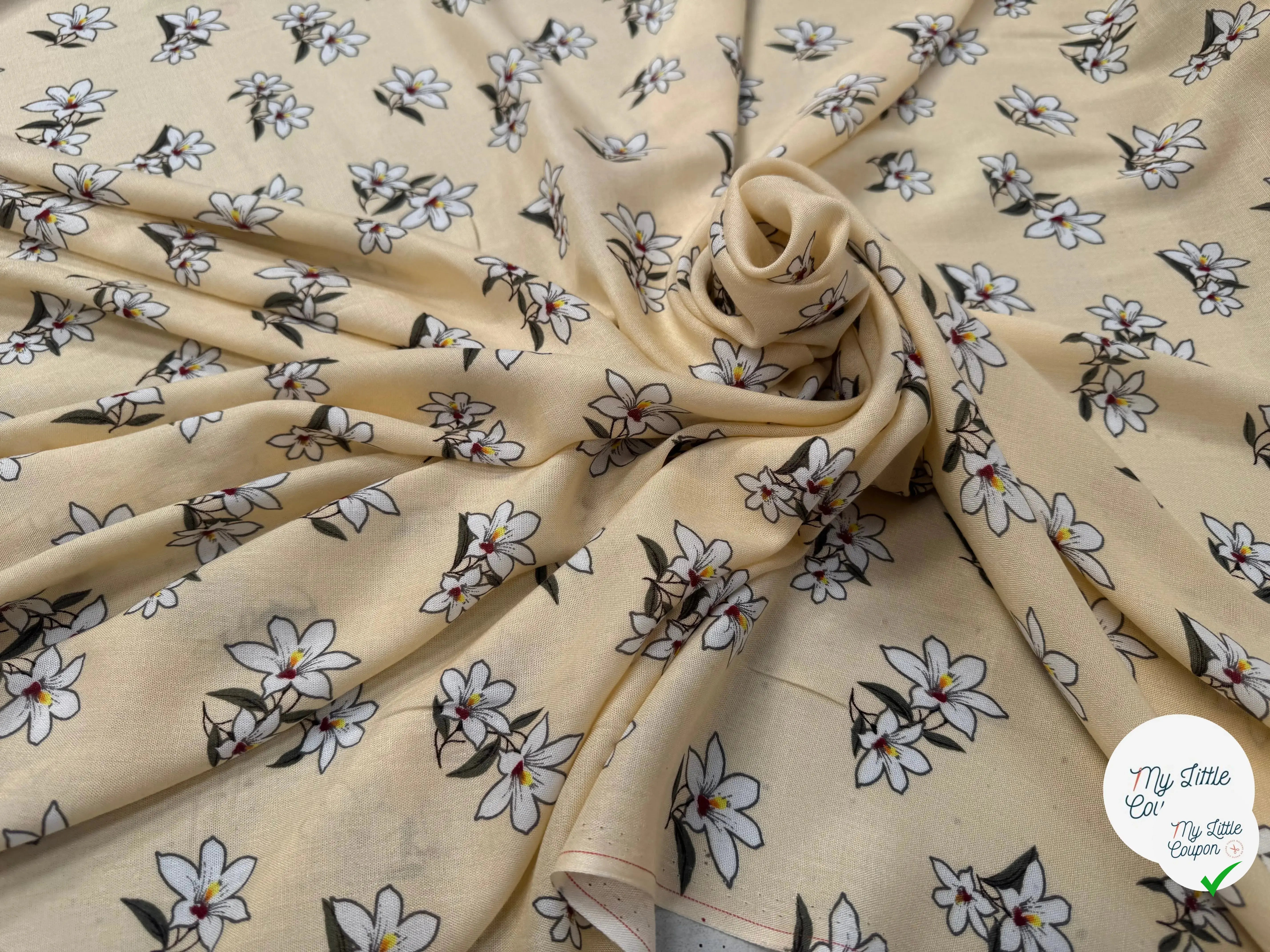 VISCOSE À MOTIF D'HIBISCUS À FOND BEIGE - My Little Coupon