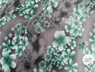 VISCOSE À MOTIFS ROSES ET PISSENLITS SUR FOND GRIS DE COULEURS GRIS ET VERT - My Little Coupon