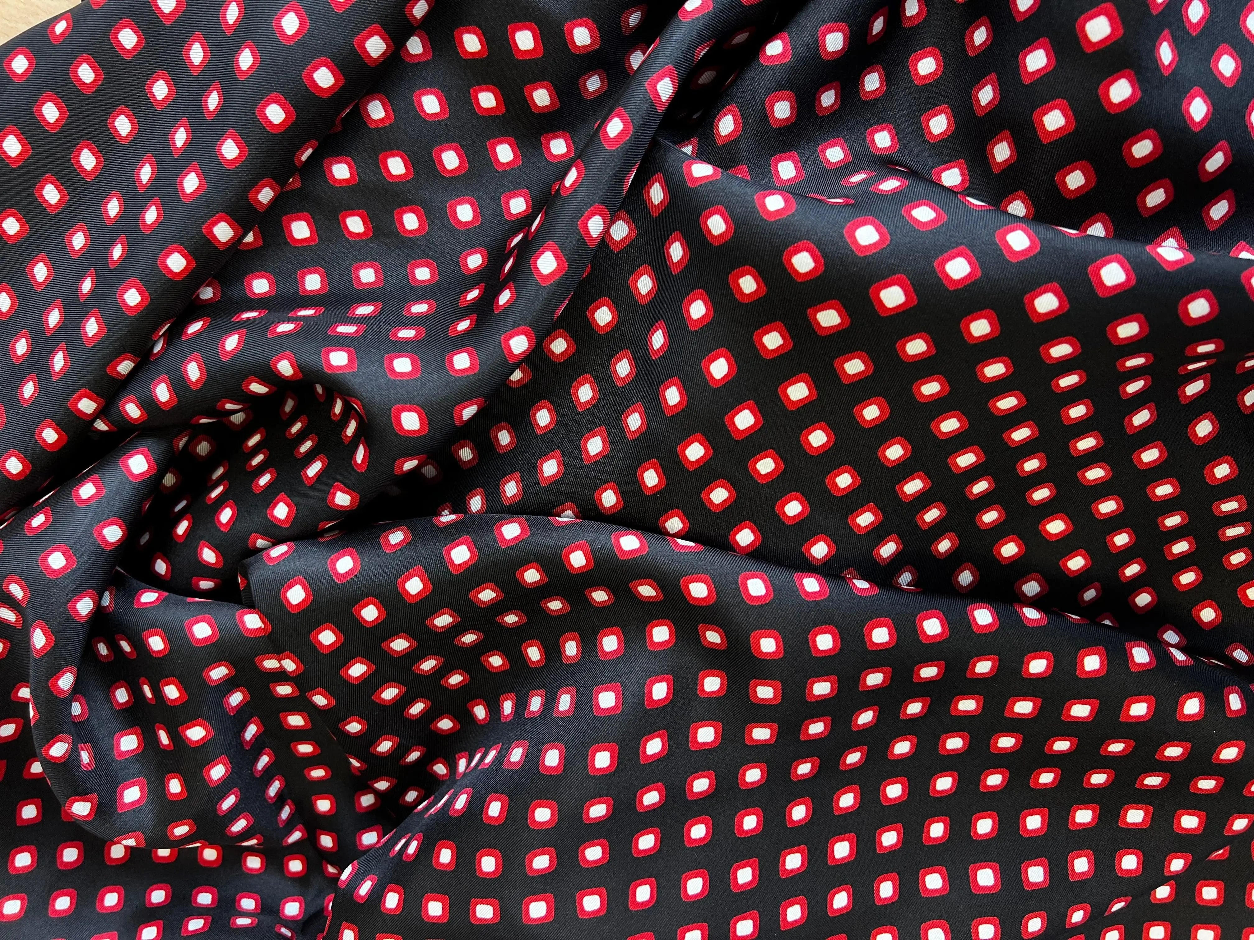 CRÊPE DE CHINE THÈME STENDHAL ROUGE ET NOIR - My Little Coupon - tissu - coudre