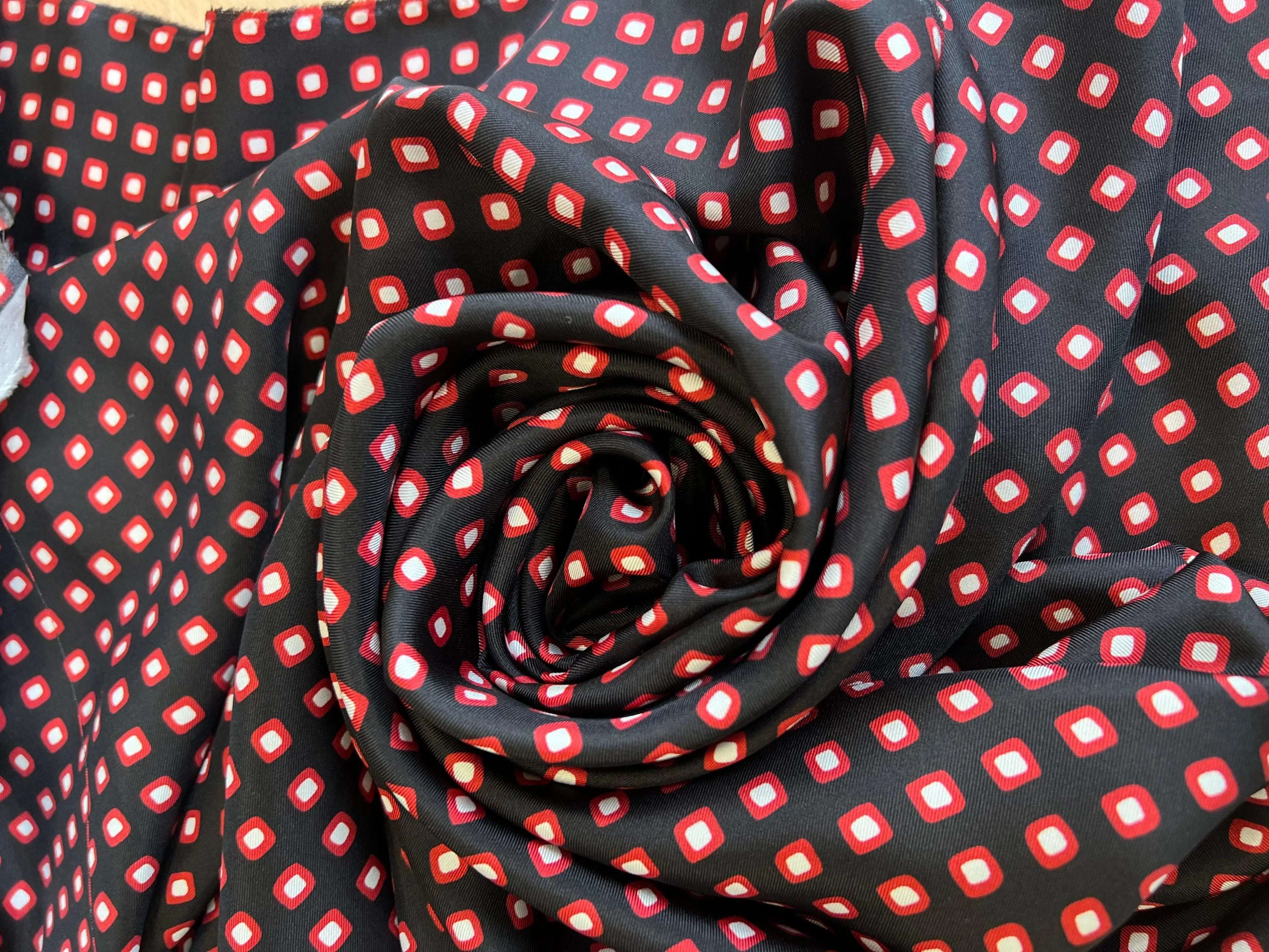 CRÊPE DE CHINE THÈME STENDHAL ROUGE ET NOIR - My Little Coupon - tissu - coudre