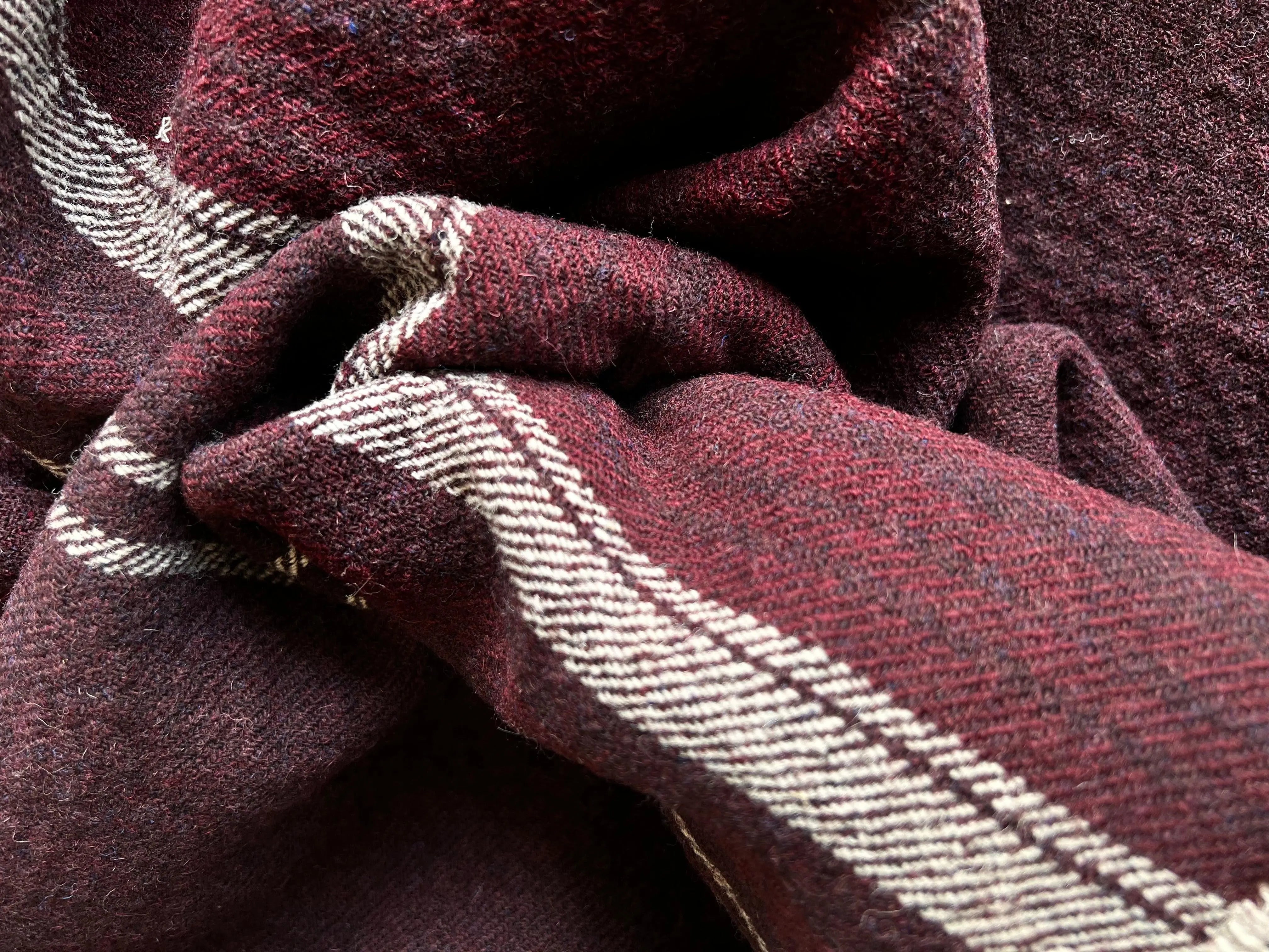 LAINAGE GRUNGE Á RAYURES IRRÉGULIÈRES FOND BORDEAUX - coupon de 3 mètres - My Little Coupon - tissu - coudre