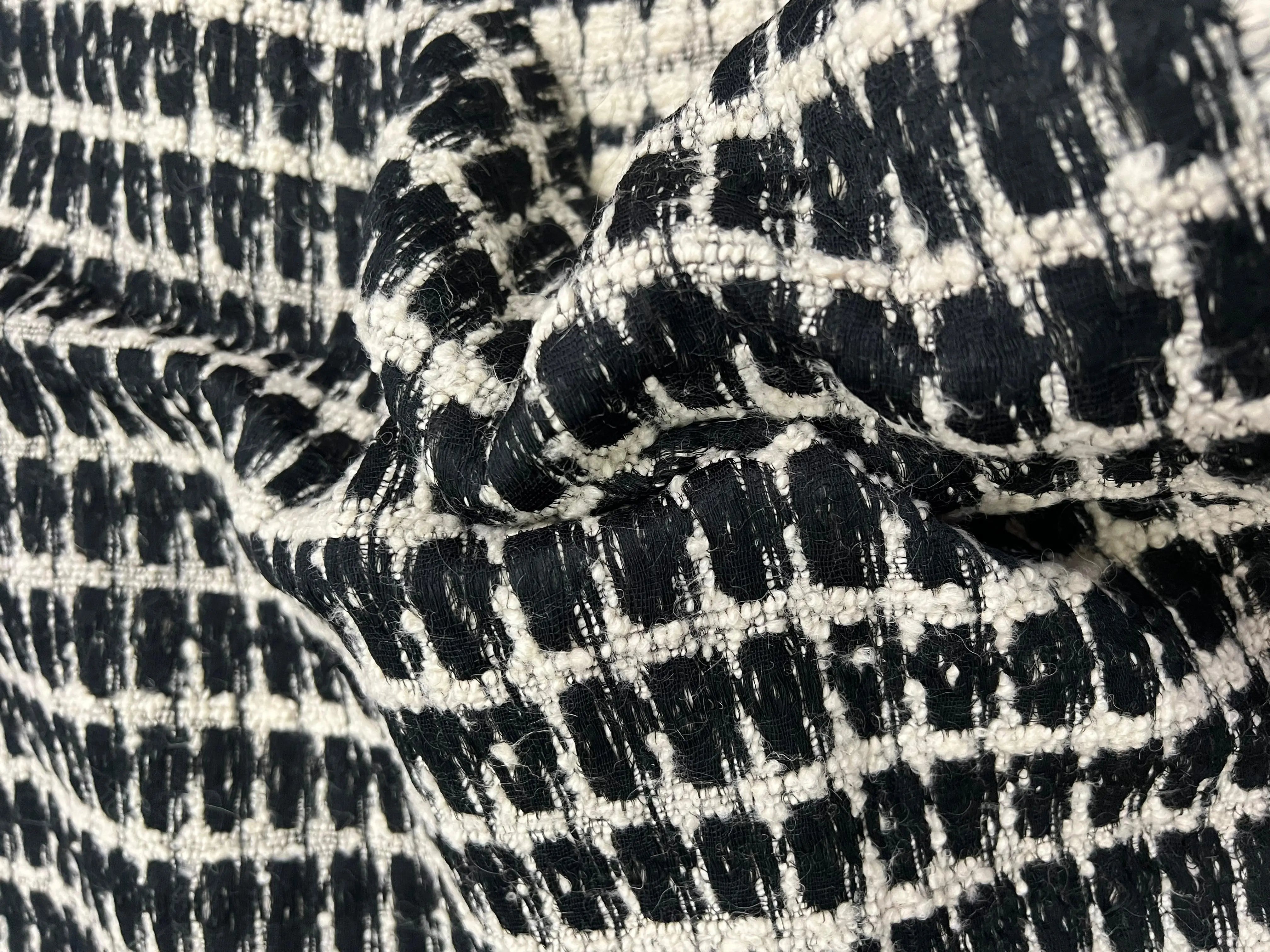 LAINAGE MANTEAU BOUCLETTE RECTANGLE BLANC CASSÉ SUR FOND NOIR - My Little Coupon - tissu - coudre