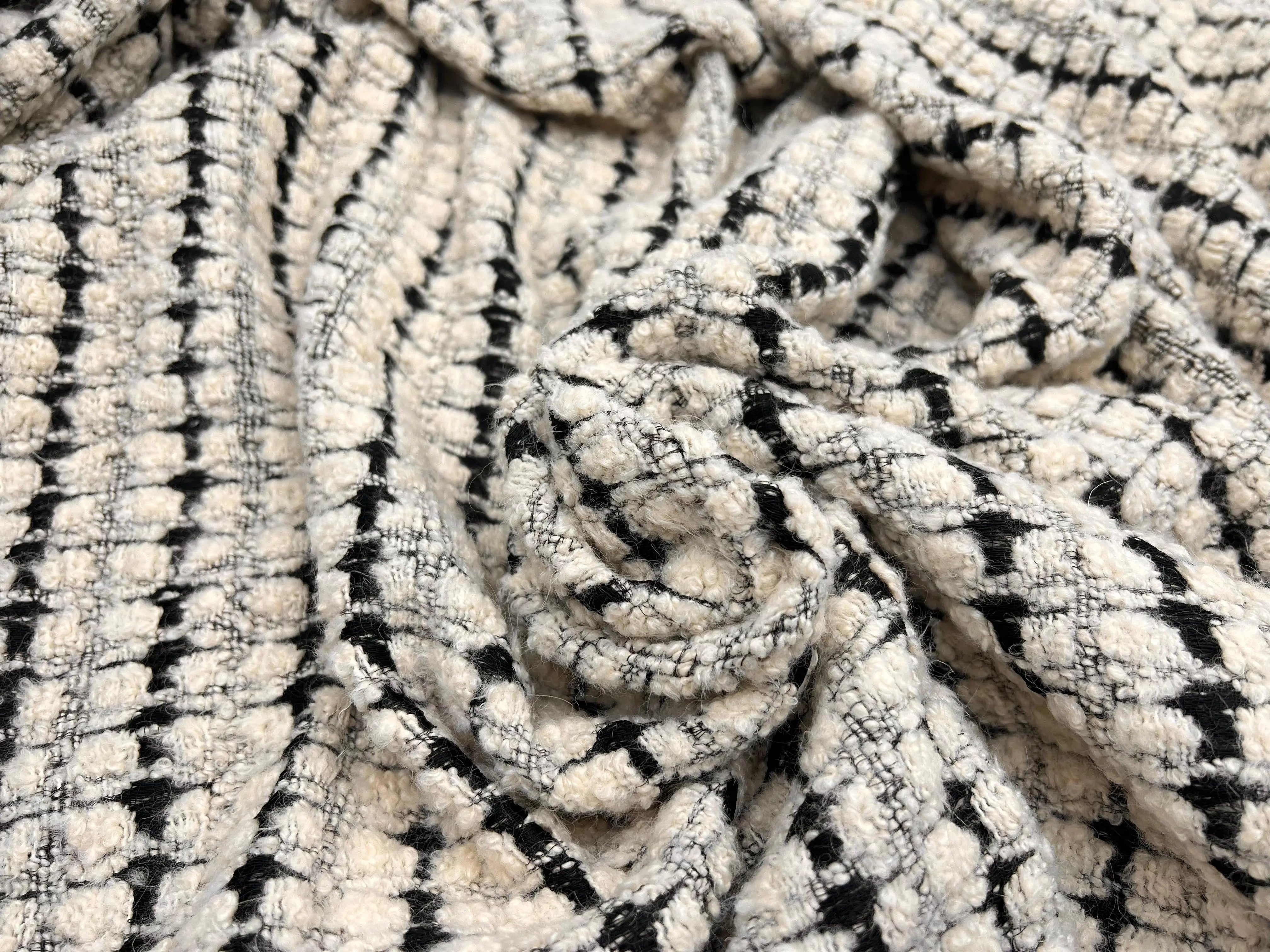 LAINAGE MANTEAU BOUCLETTE RECTANGLE BLANC CASSÉ SUR FOND NOIR - My Little Coupon - tissu - coudre