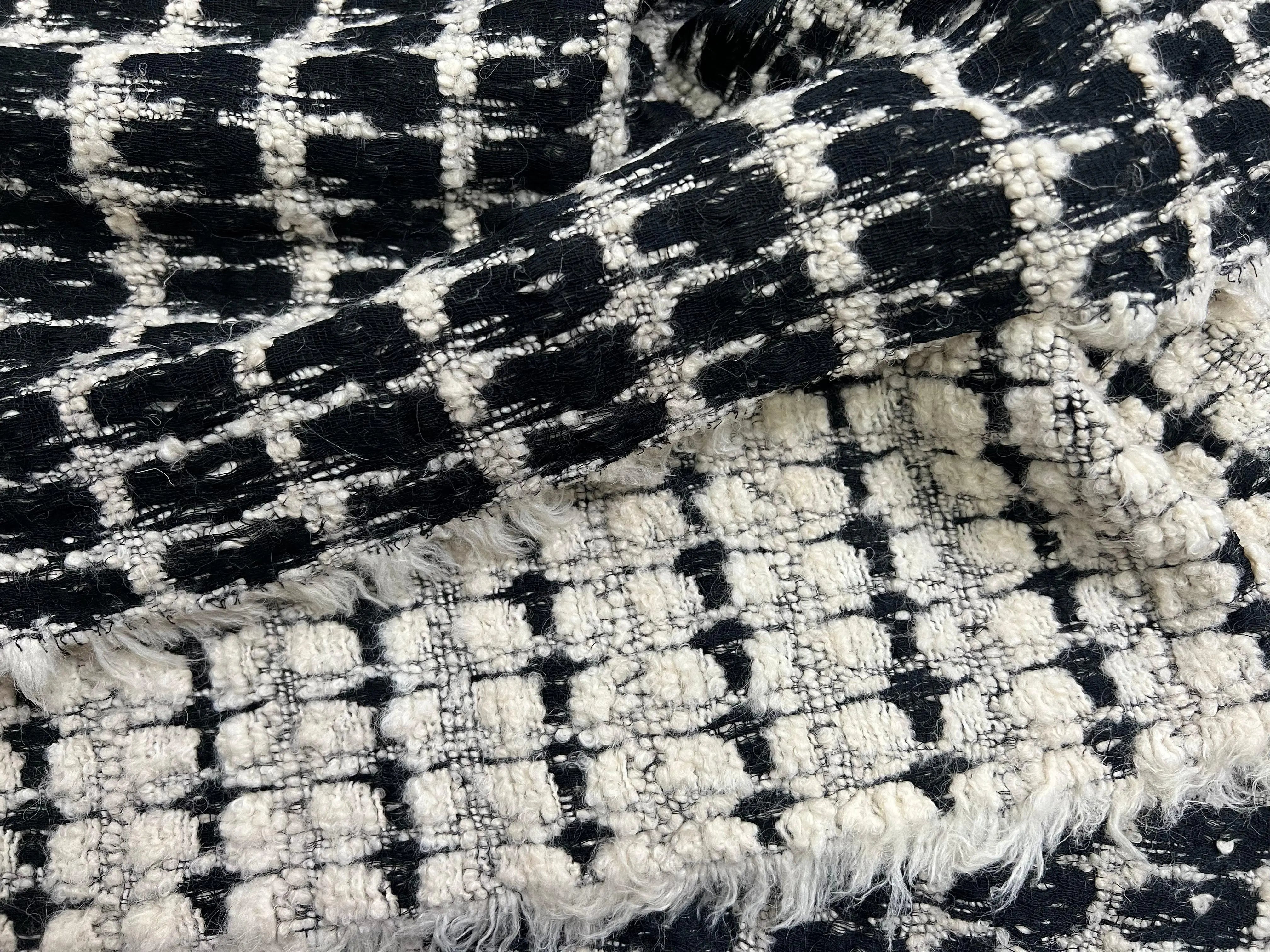 LAINAGE MANTEAU BOUCLETTE RECTANGLE BLANC CASSÉ SUR FOND NOIR - My Little Coupon - tissu - coudre