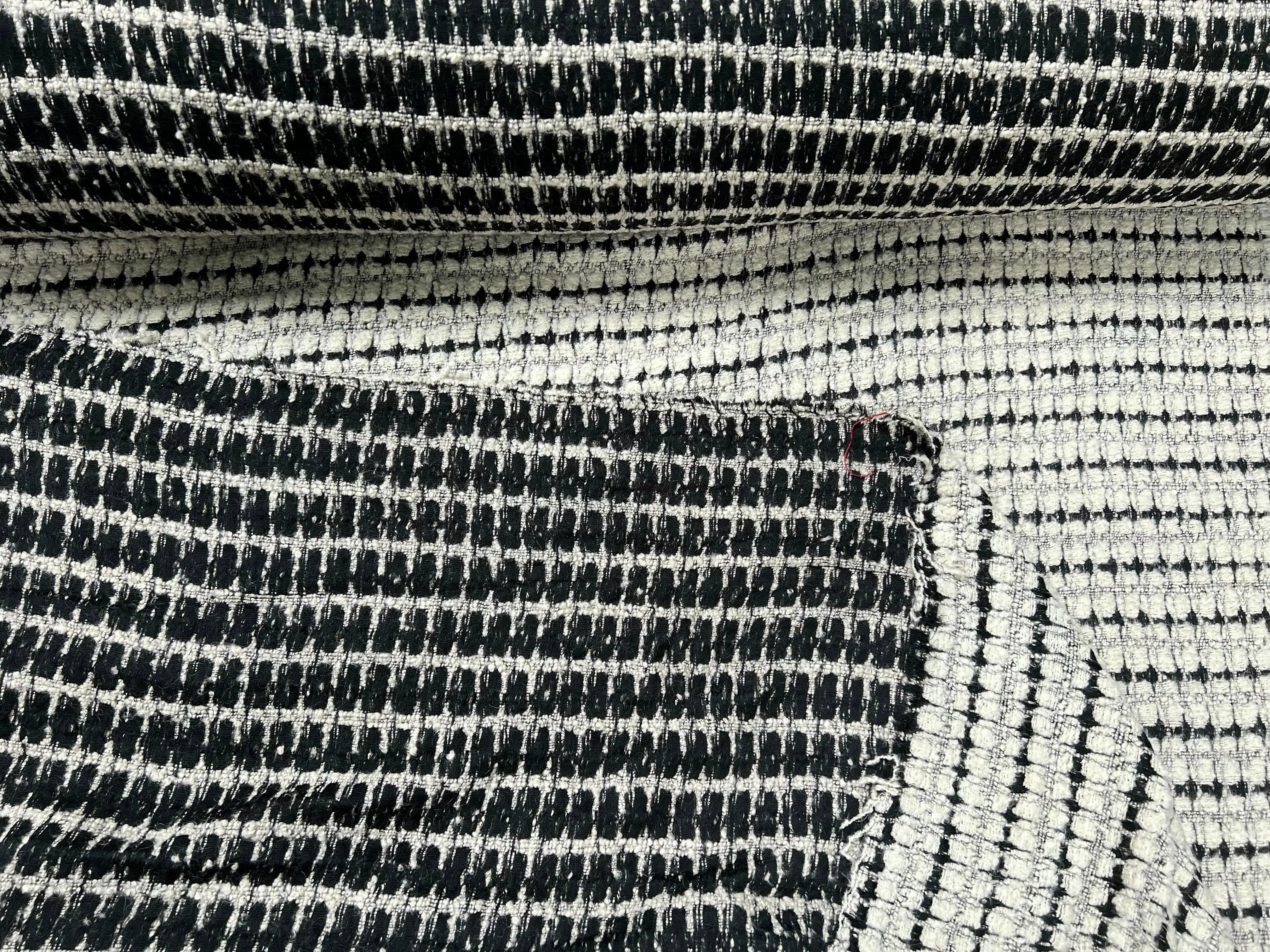 LAINAGE MANTEAU BOUCLETTE RECTANGLE BLANC CASSÉ SUR FOND NOIR - My Little Coupon - tissu - coudre