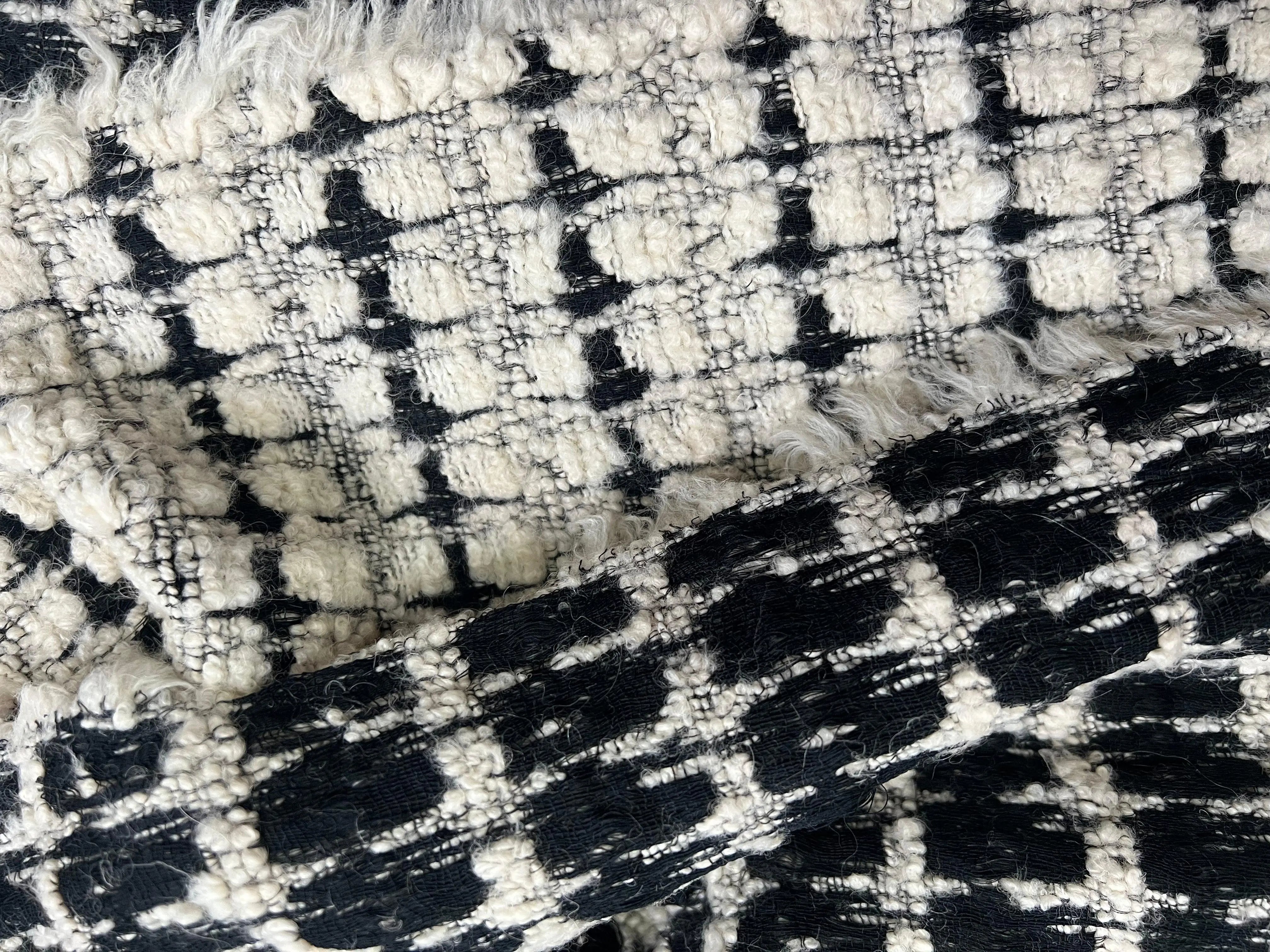 LAINAGE MANTEAU BOUCLETTE RECTANGLE BLANC CASSÉ SUR FOND NOIR - My Little Coupon - tissu - coudre