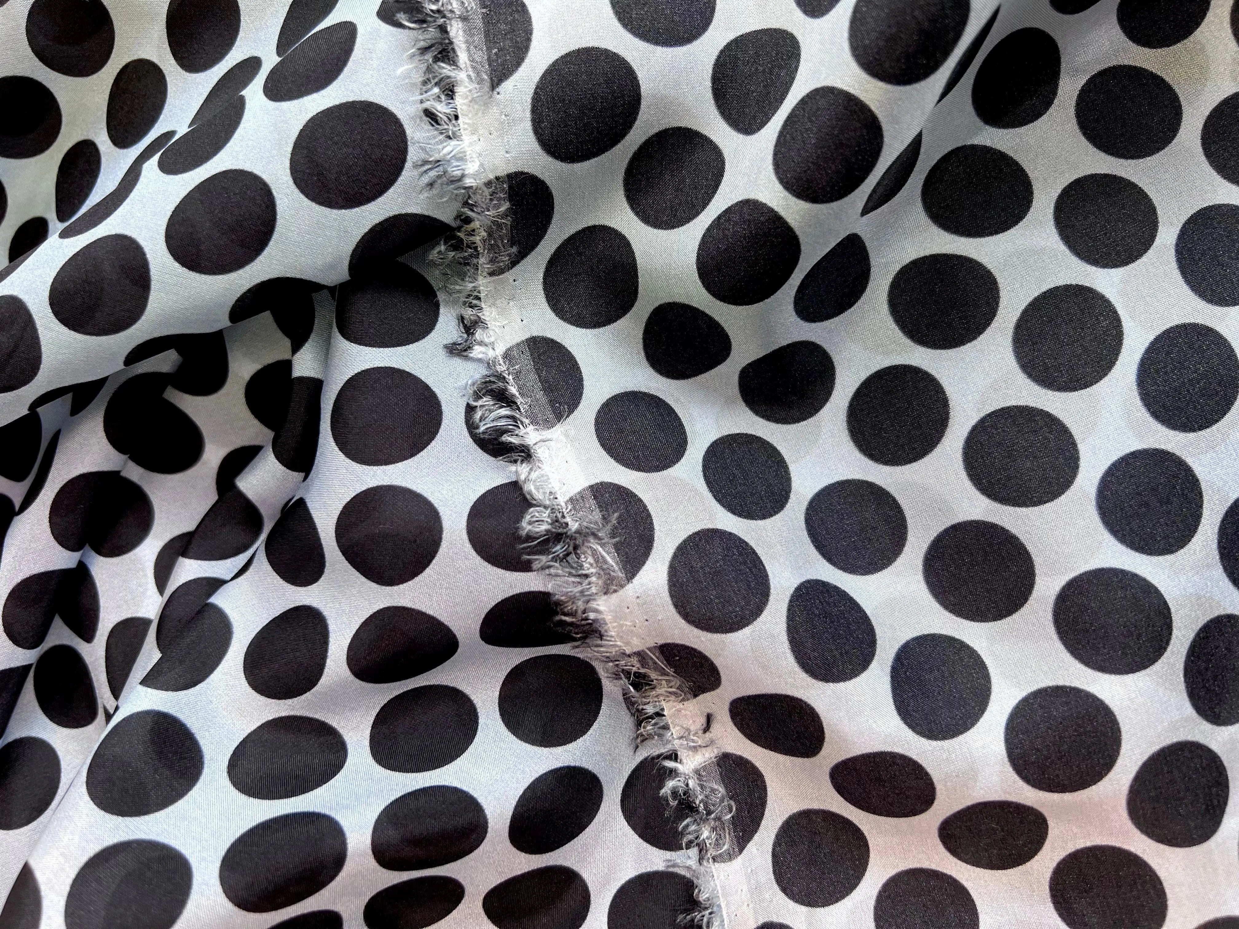 PONGÉ DE SOIE PASTILLE NOIRE SUR FOND BLEU - coupon de 3 mètres - My Little Coupon - tissu - coudre