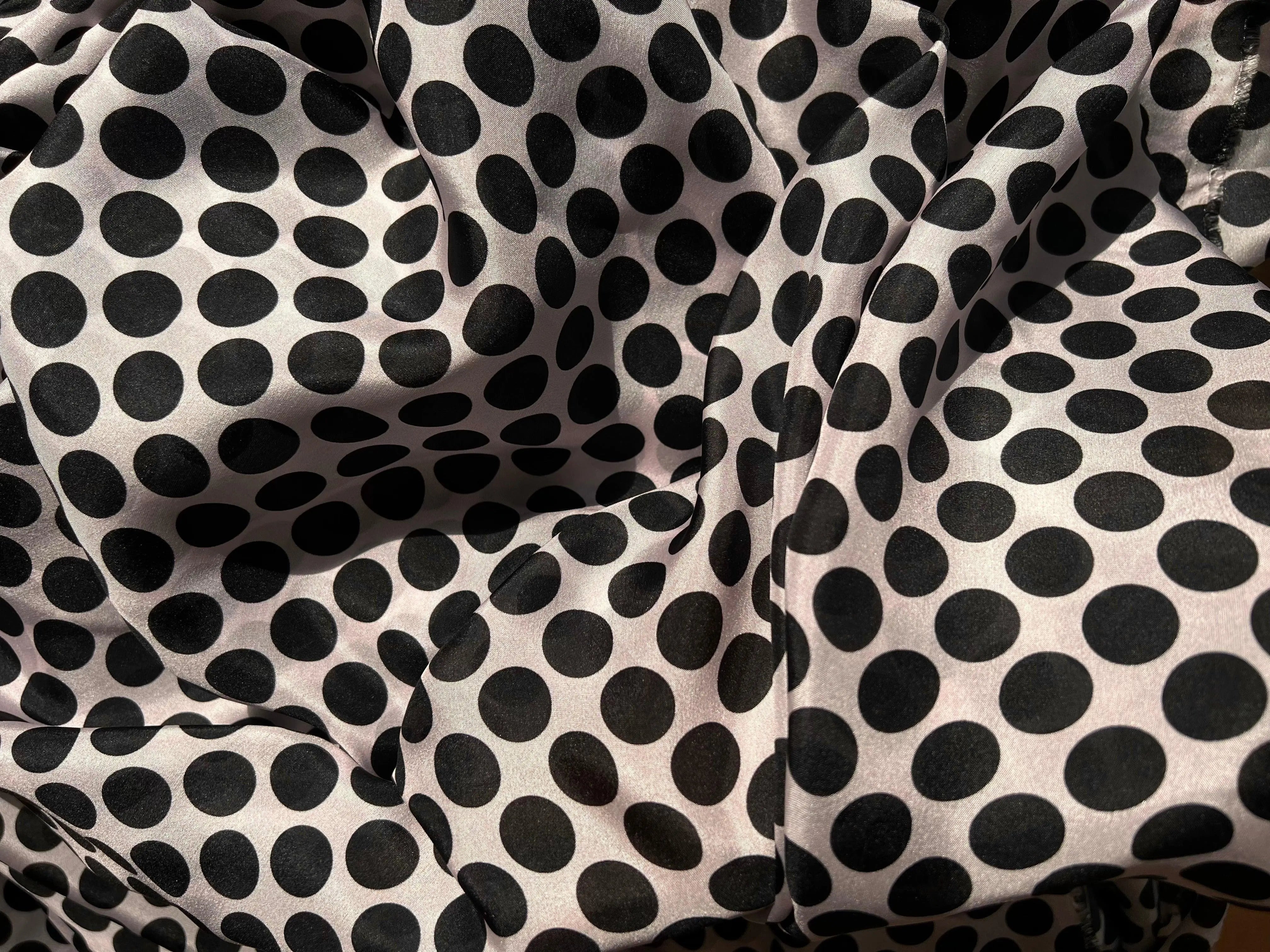 PONGÉ DE SOIE PASTILLES NOIRES SUR FOND ROSE - coupon de tissu de 3 mètres - My Little Coupon - tissu - coudre