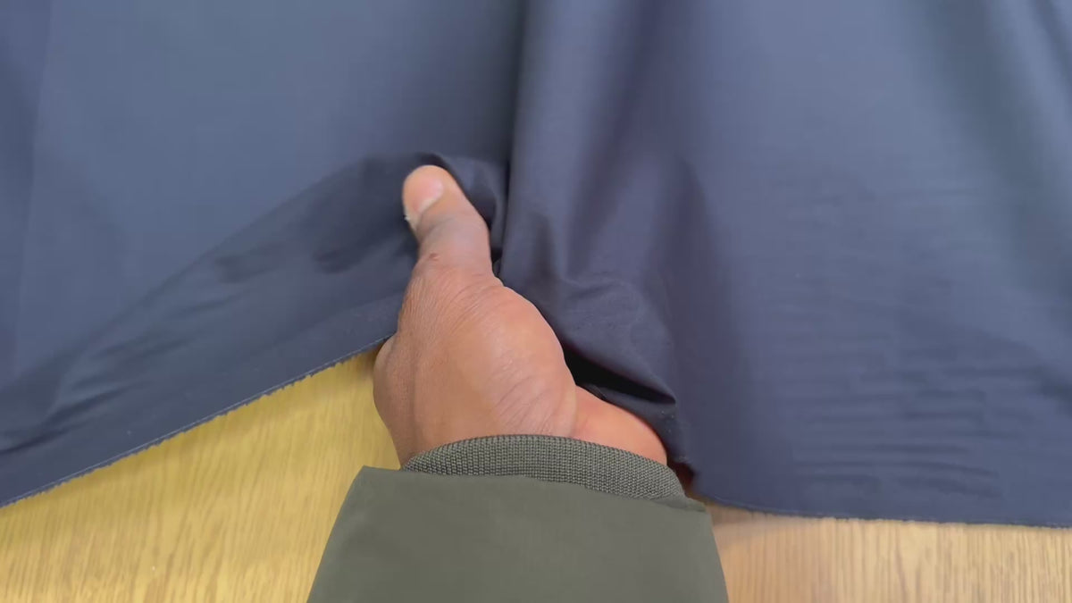 Vidéo du tissu popeline de coton stretch bleu nuit