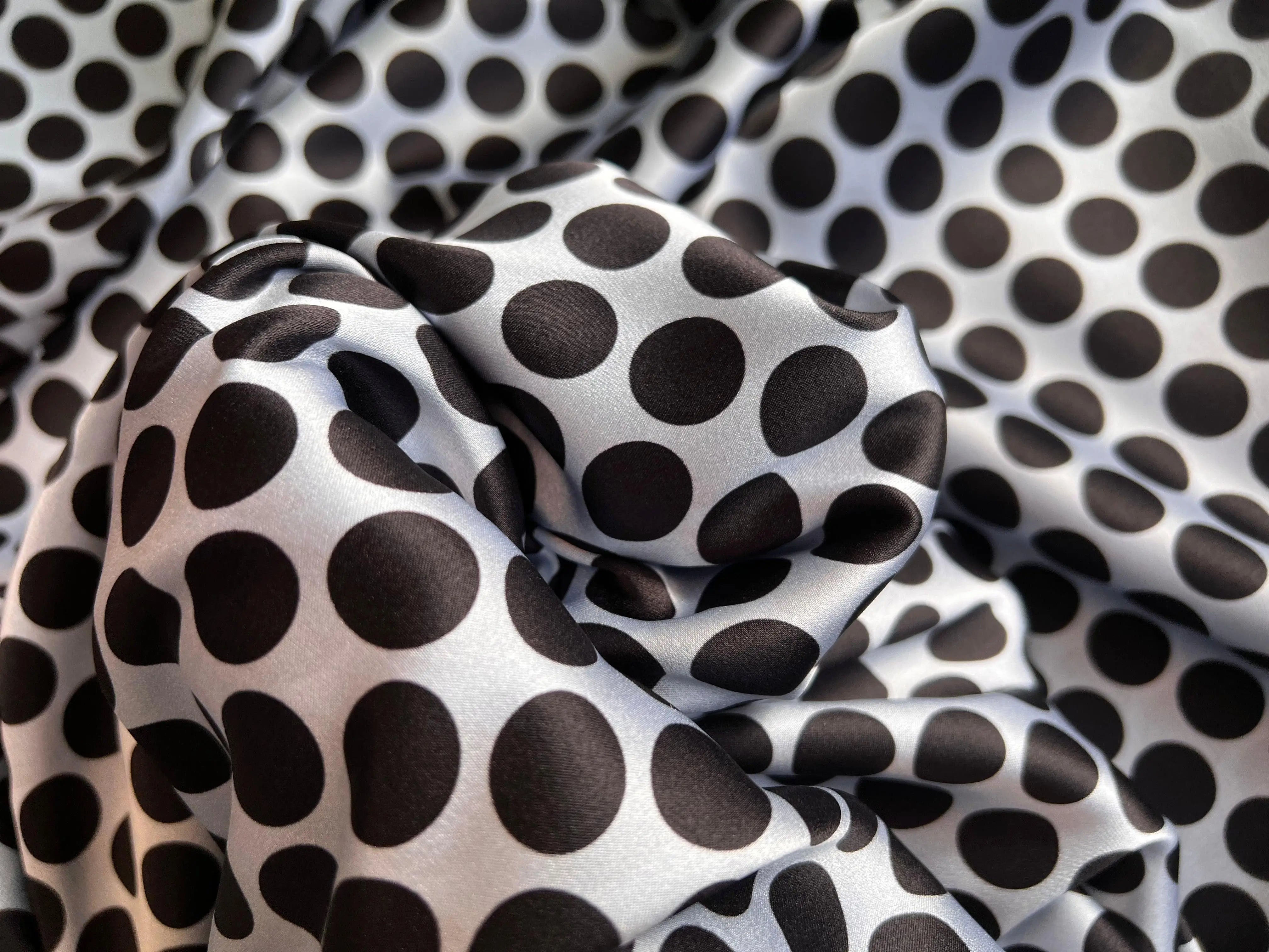 SATIN DE SOIE EXTENSIBLE POIS NOIR SUR FOND BLEU CIEL - coupon de 3 mètres - My Little Coupon - tissu - coudre