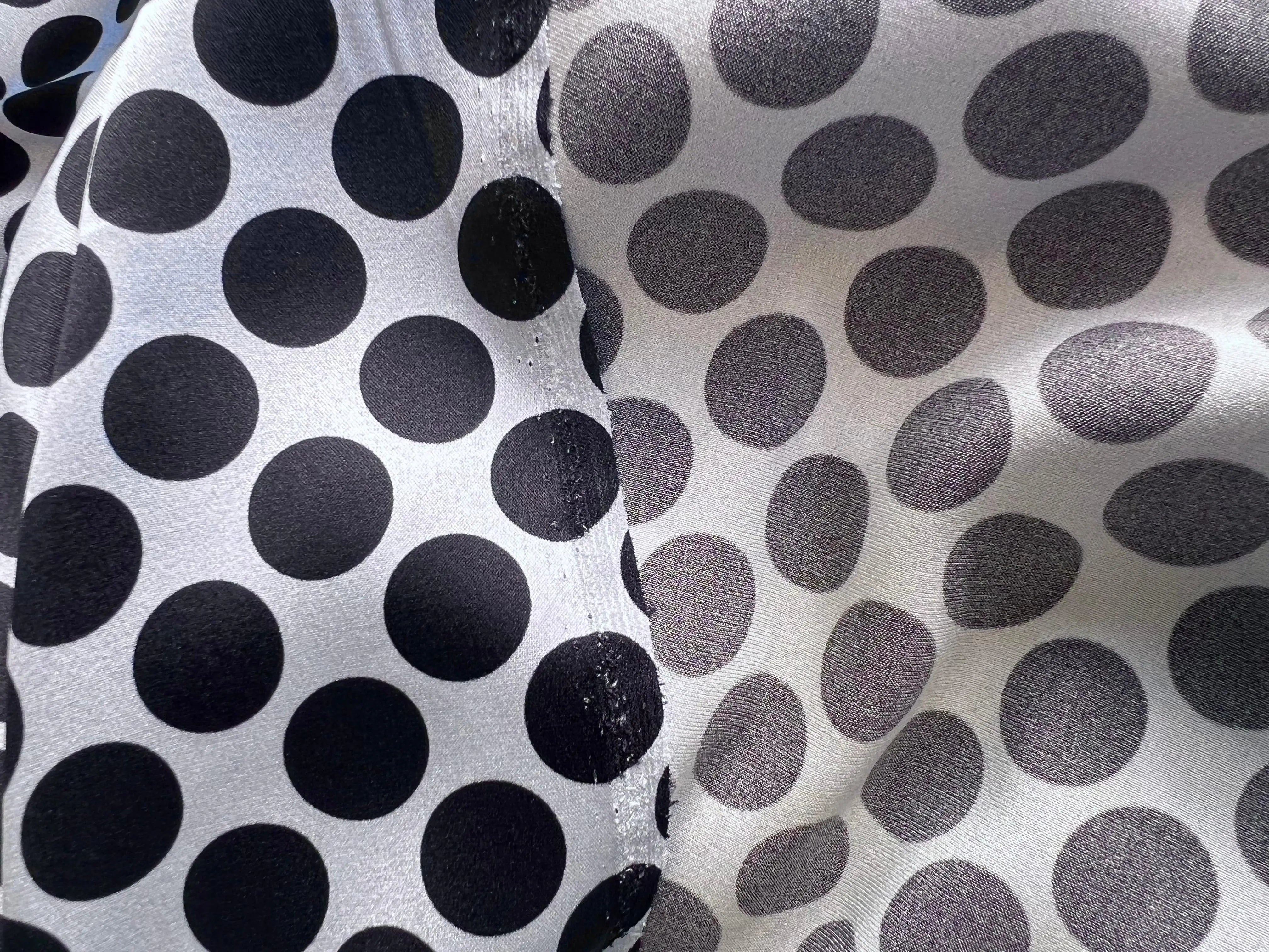 SATIN DE SOIE EXTENSIBLE POIS NOIR SUR FOND BLEU CIEL - coupon de 3 mètres - My Little Coupon - tissu - coudre