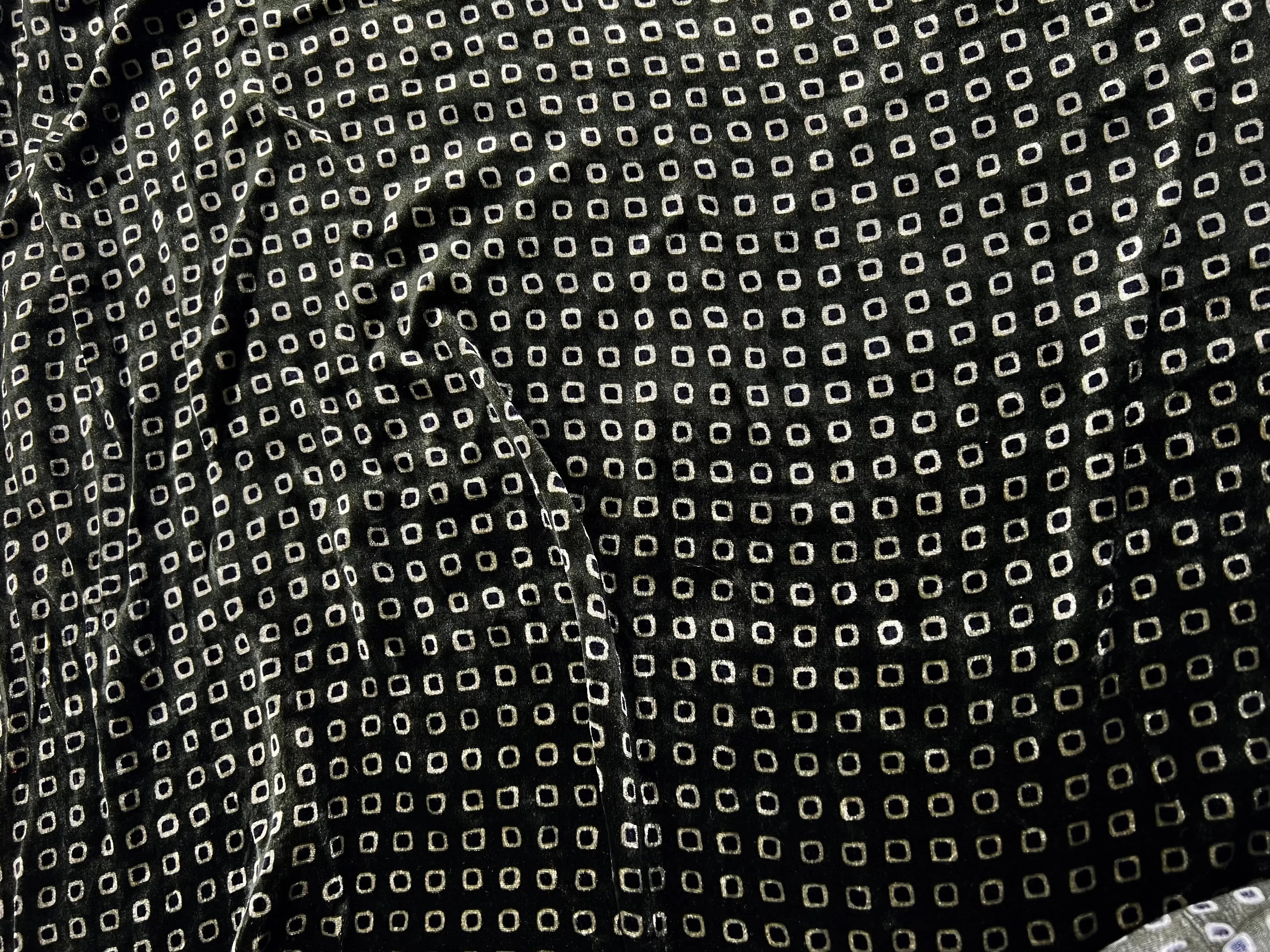 VELOURS LISSE FOND KHAKI FONCÉ PETITS MOTIFS - My Little Coupon - tissu - coudre