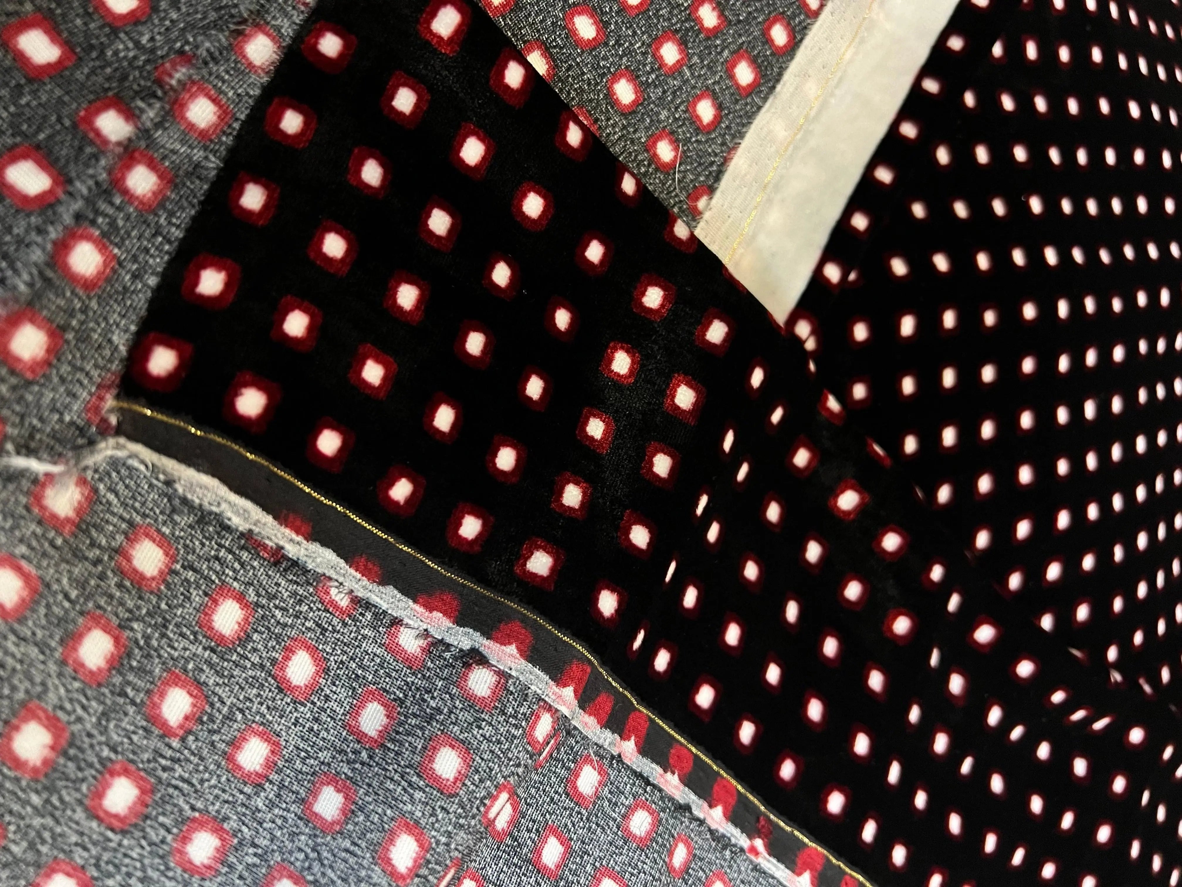 VELOURS LISSE FOND NOIR PETITS MOTIFS 18% SOIE - My Little Coupon - tissu - coudre