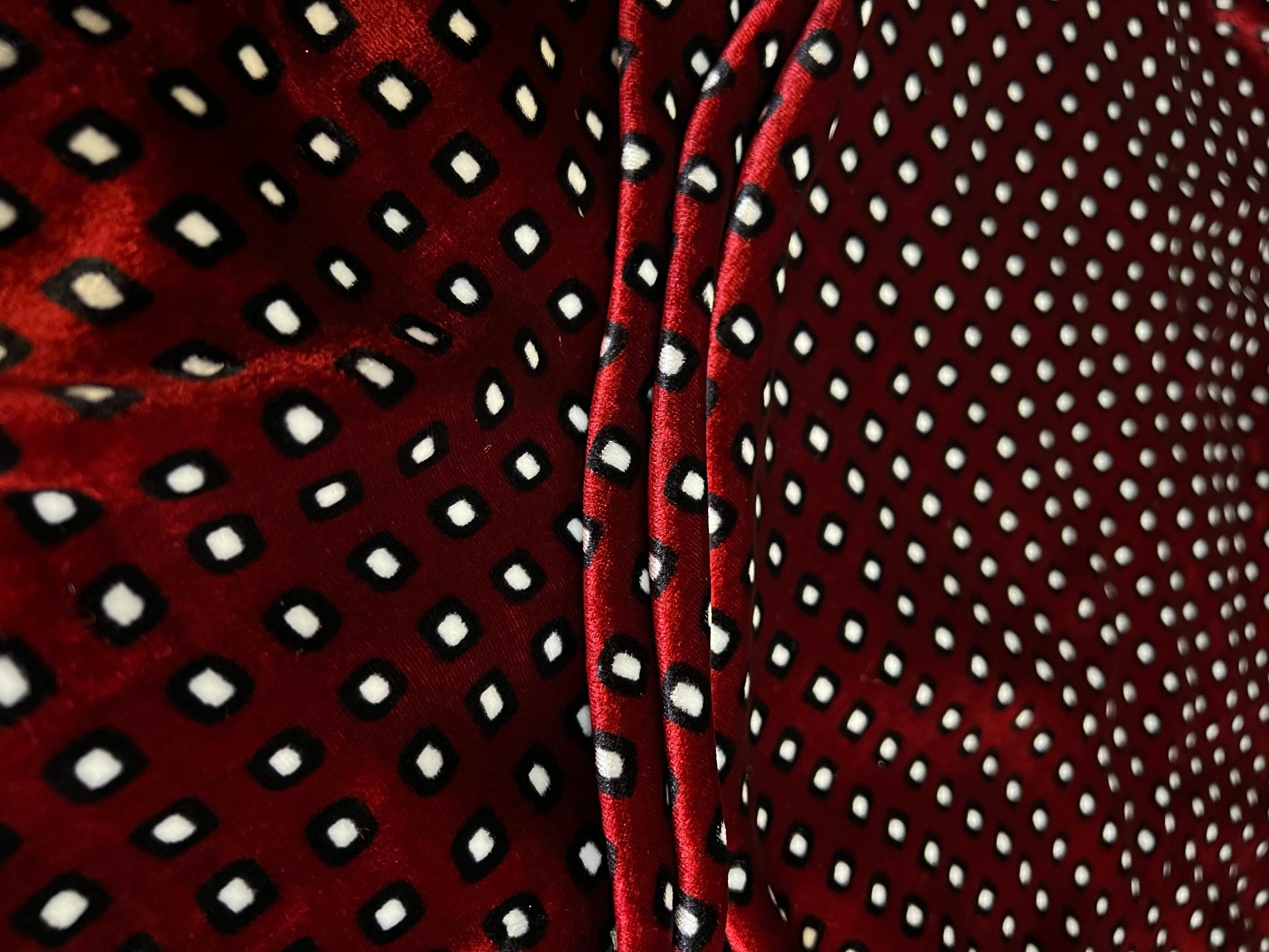 VELOURS LISSE FOND ROUGE PETITS MOTIFS 18% SOIE - coupon de 3 mètres - My Little Coupon - tissu - coudre