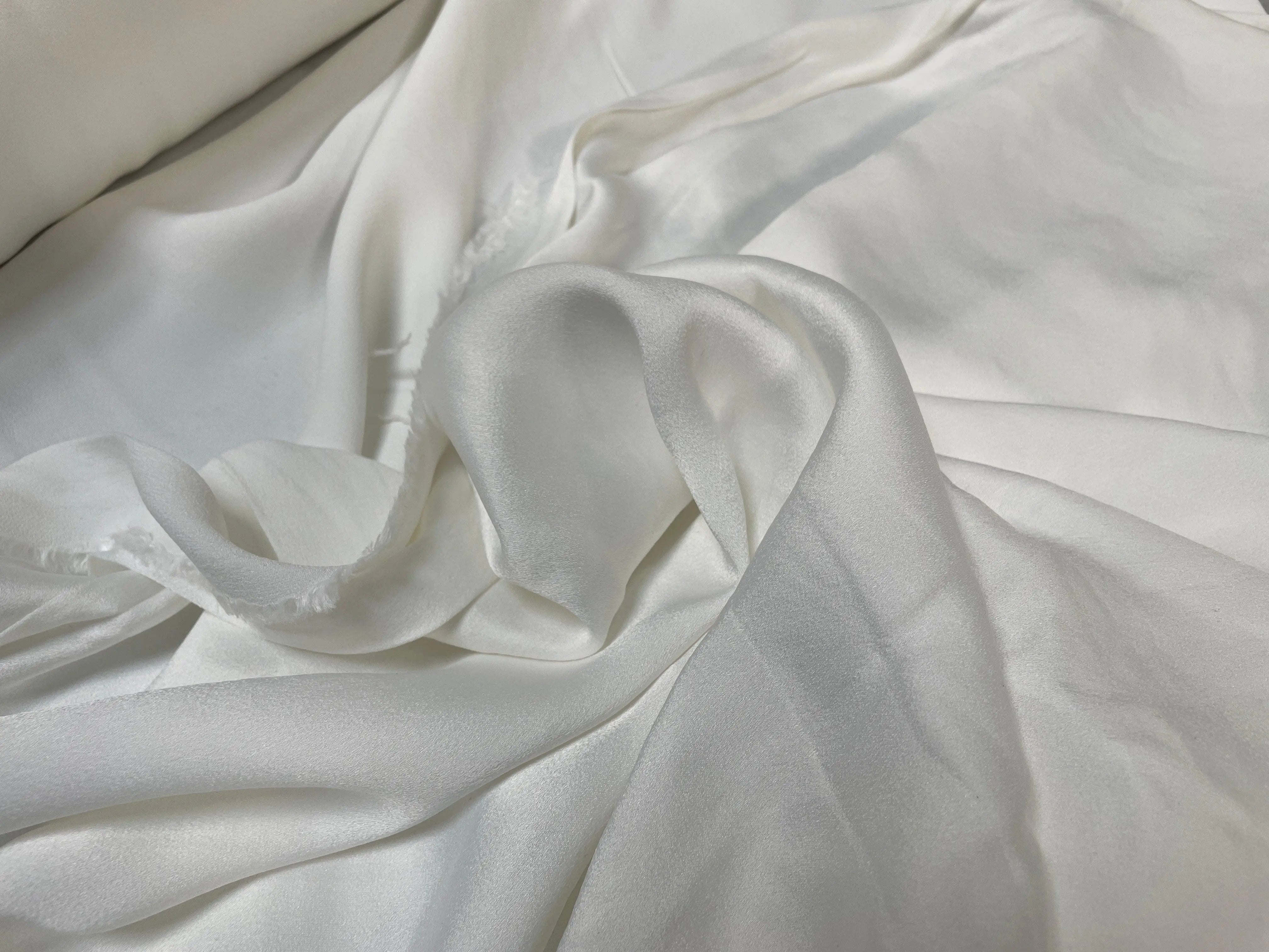 VISCOSE TOUCHÉ PEACHSKIN BLANC CASSÉ - coupon de tissu de 3 mètres - My Little Coupon - tissu - coudre